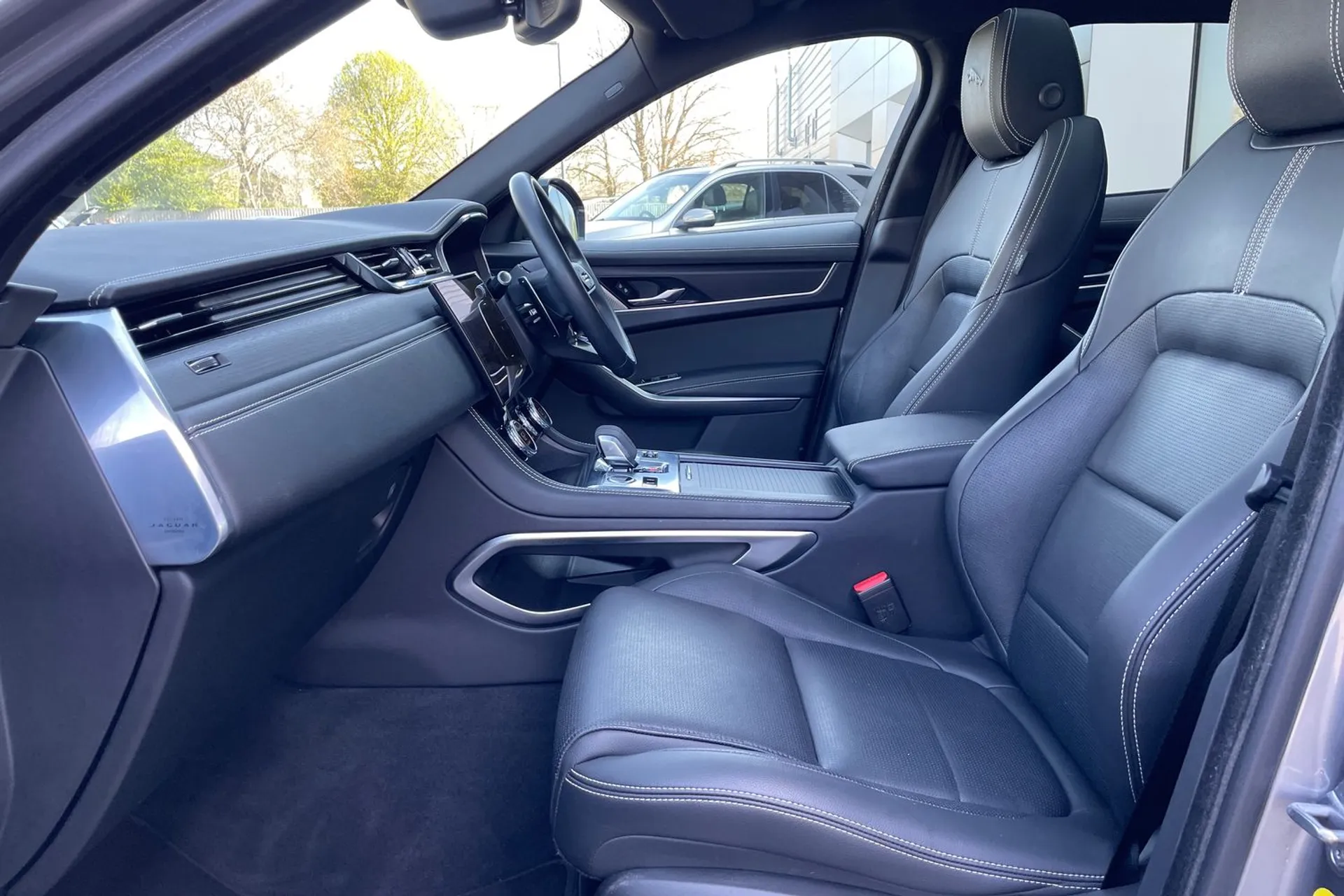 Jaguar F-PACE thumbnail image number 10