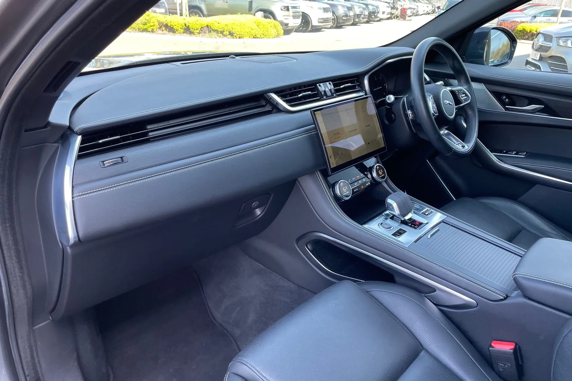 Jaguar F-PACE thumbnail image number 48