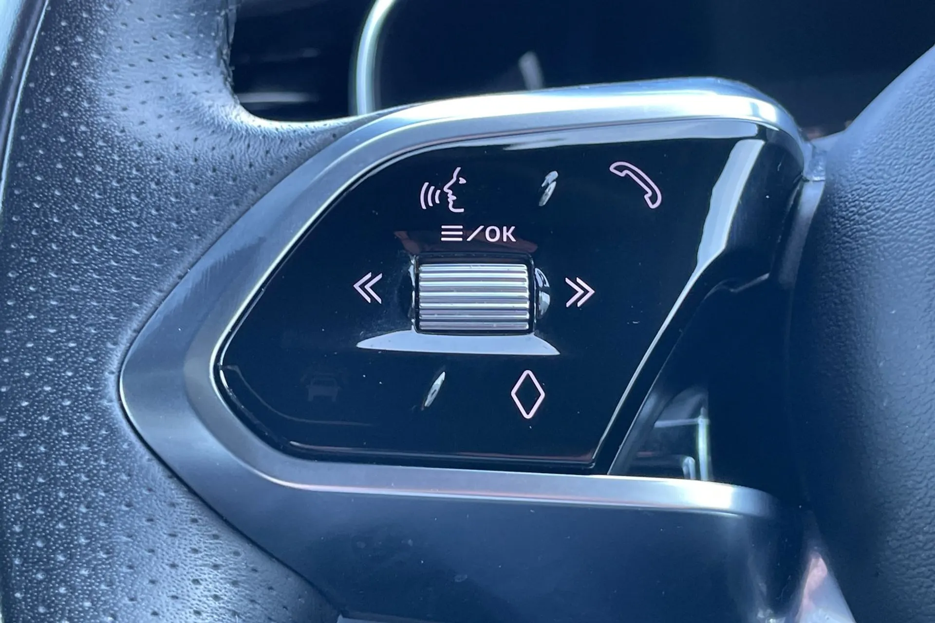 Jaguar F-PACE thumbnail image number 24