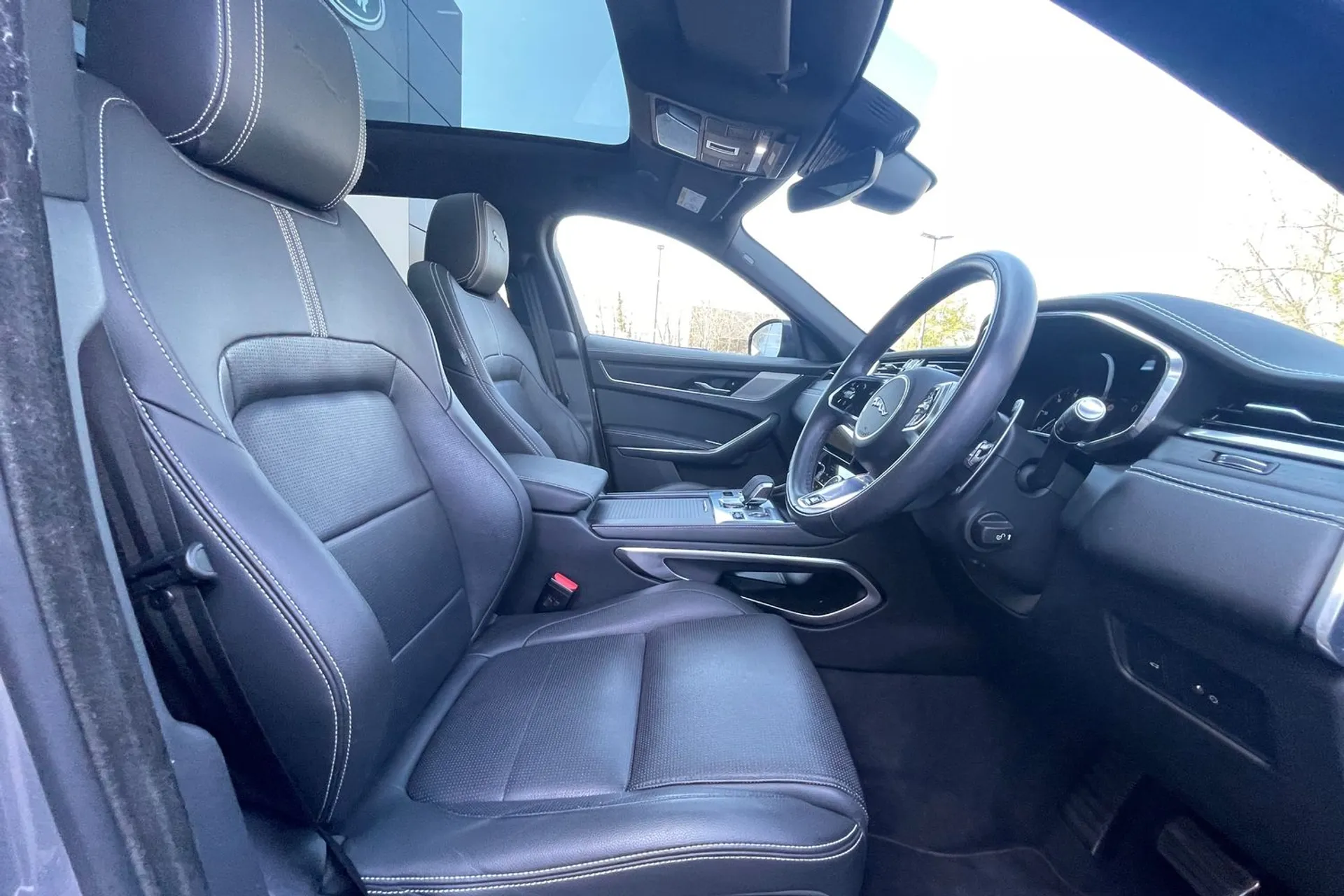 Jaguar F-PACE thumbnail image number 9