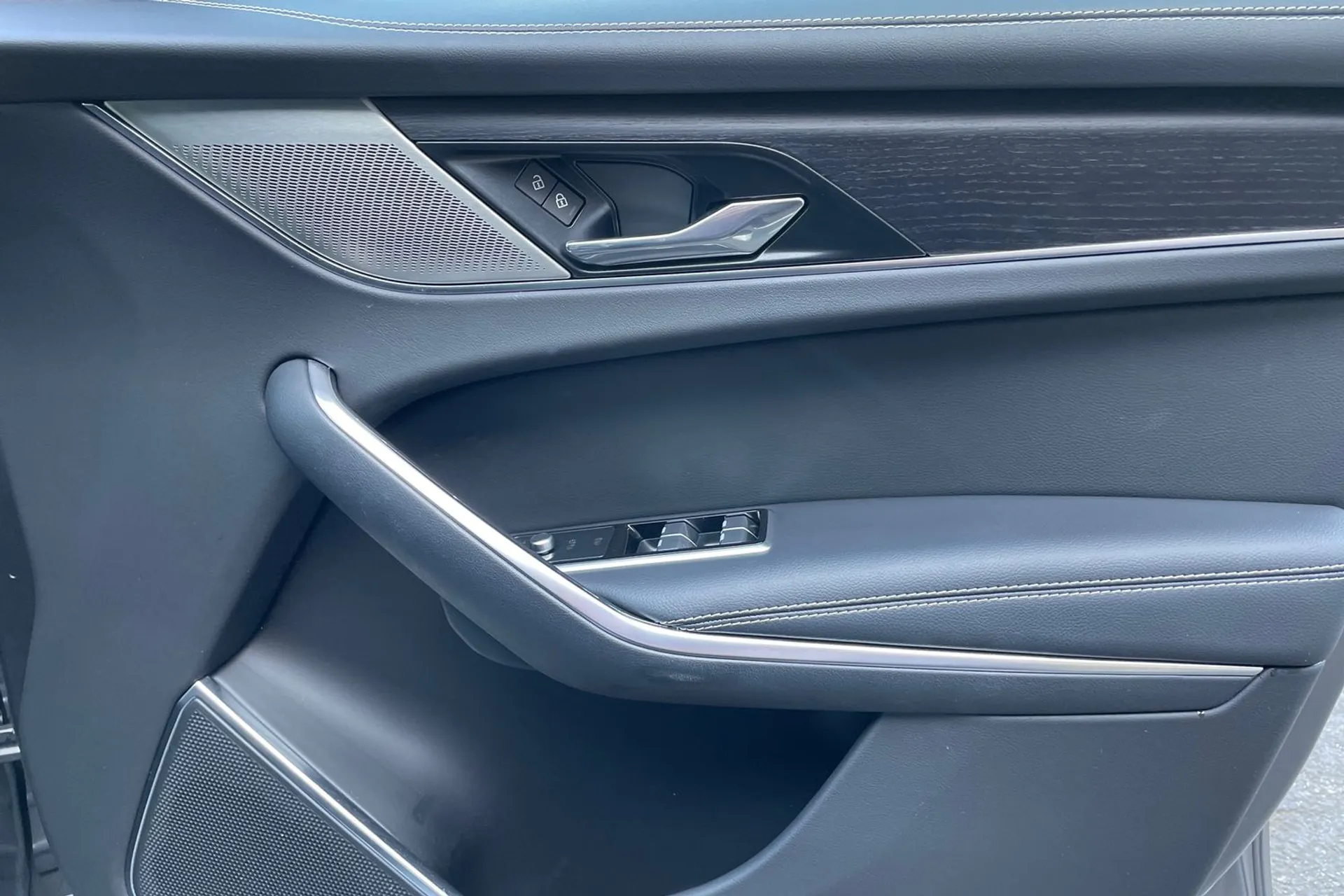 Jaguar F-PACE thumbnail image number 51