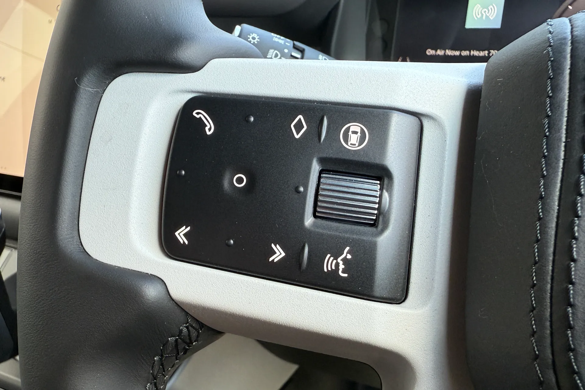 LAND ROVER Defender 130 thumbnail image number 31