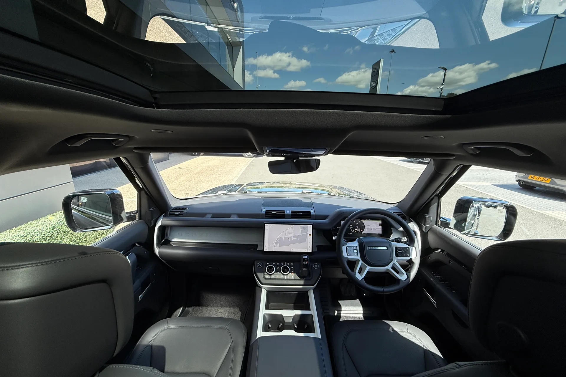 LAND ROVER Defender 130 thumbnail image number 3