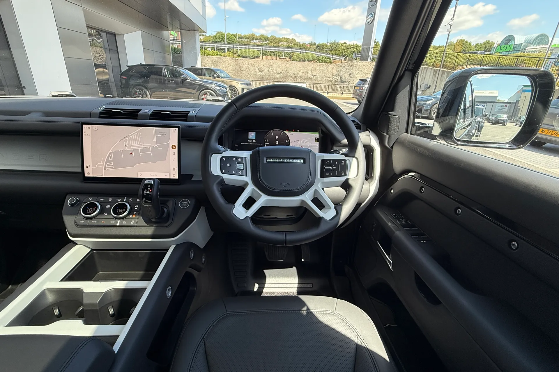 LAND ROVER Defender 130 thumbnail image number 37