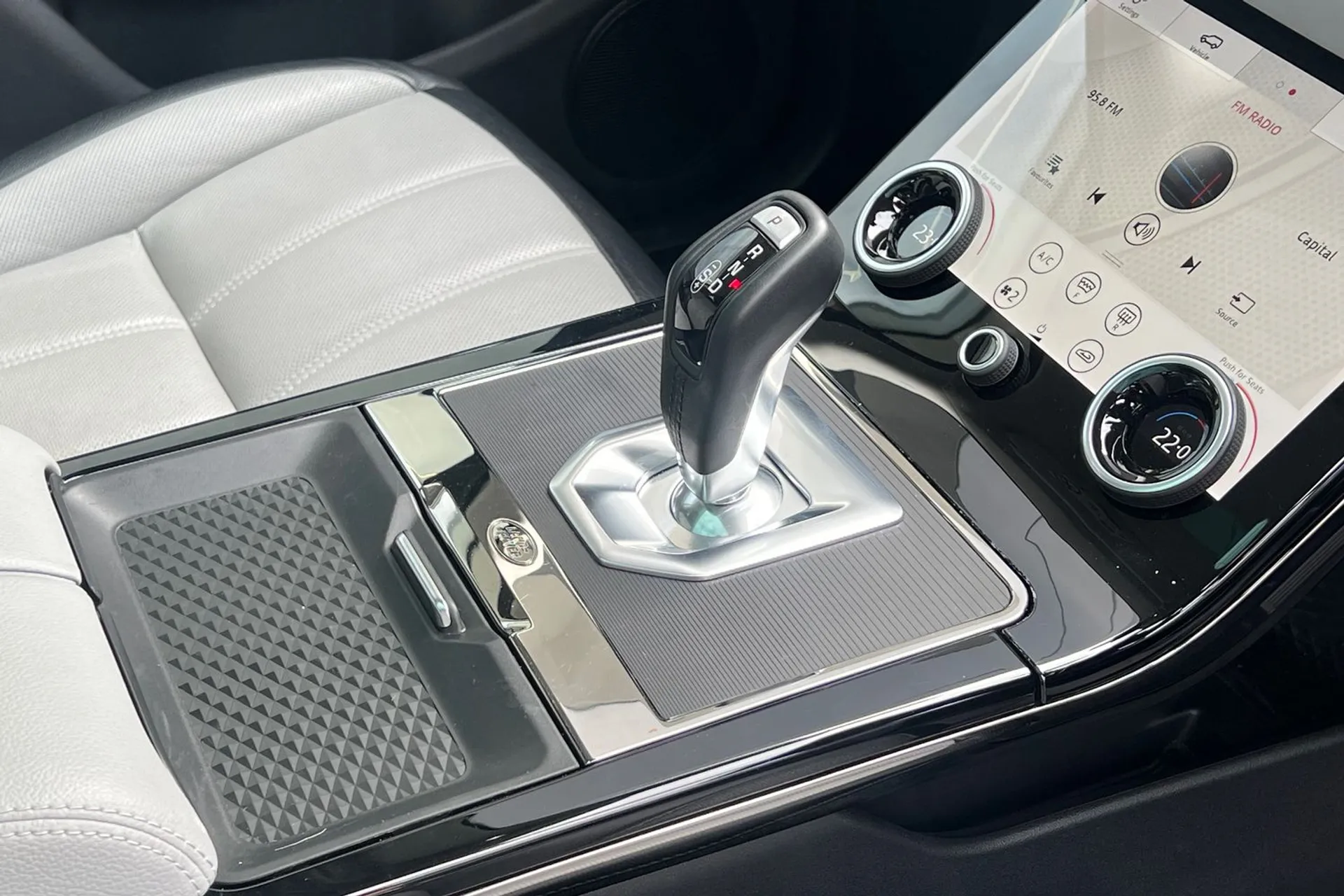 LAND ROVER RANGE ROVER EVOQUE thumbnail image number 24