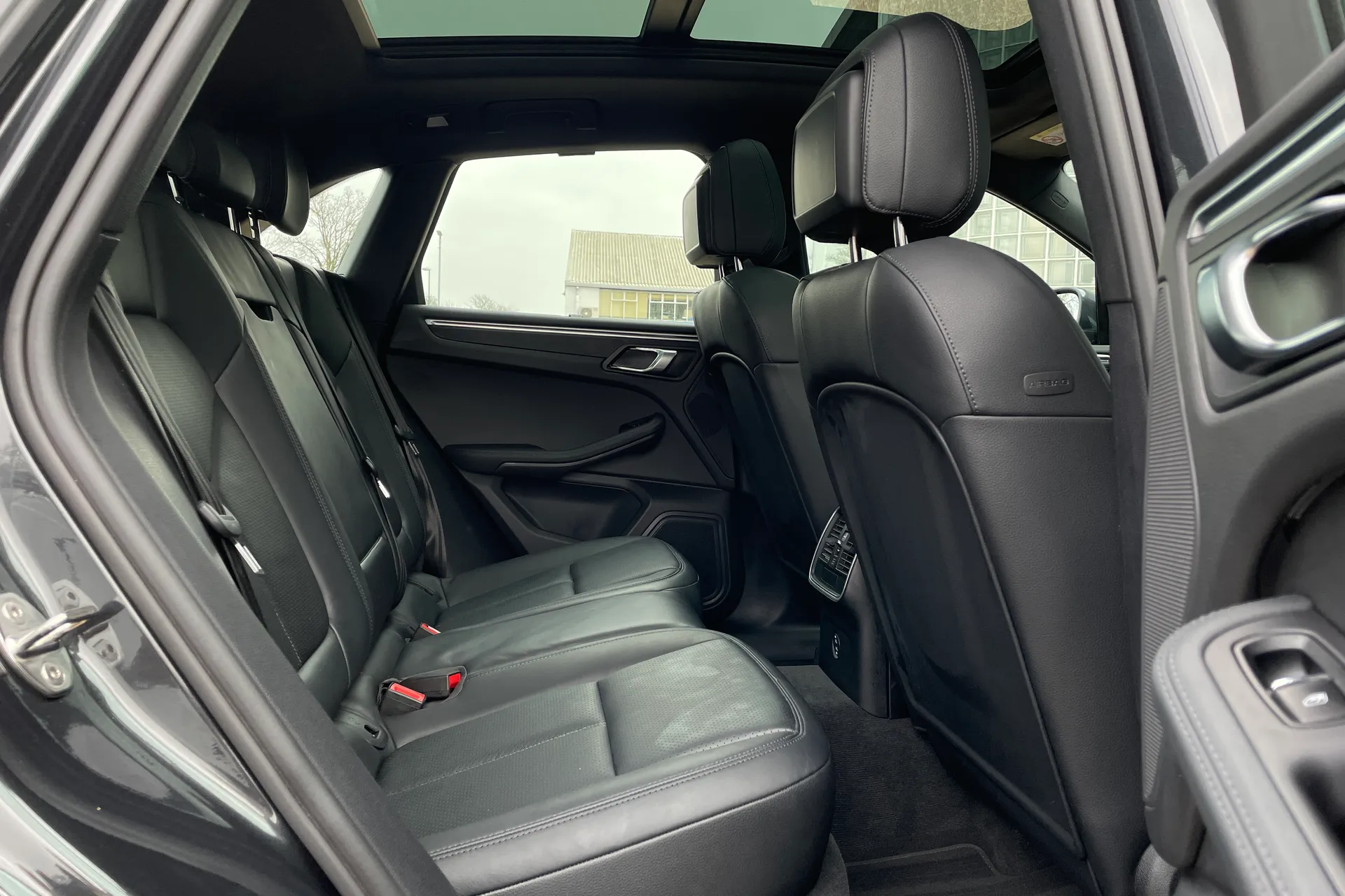 Porsche MACAN thumbnail image number 21