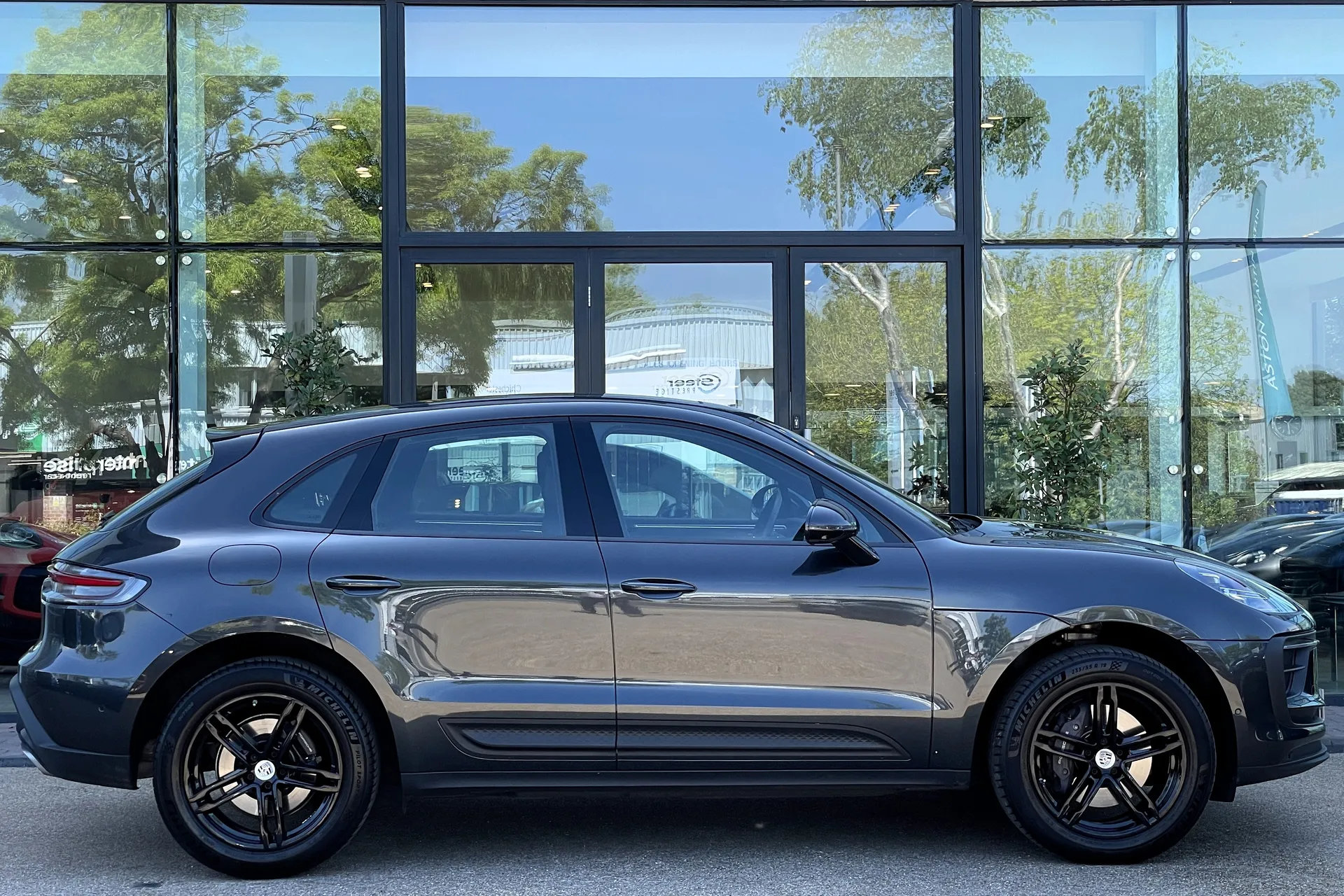 Porsche MACAN thumbnail image number 2