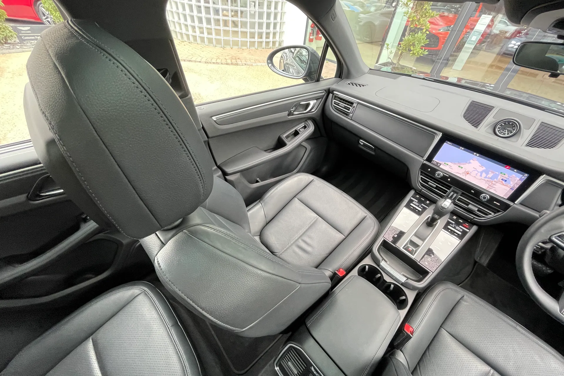 Porsche MACAN thumbnail image number 32