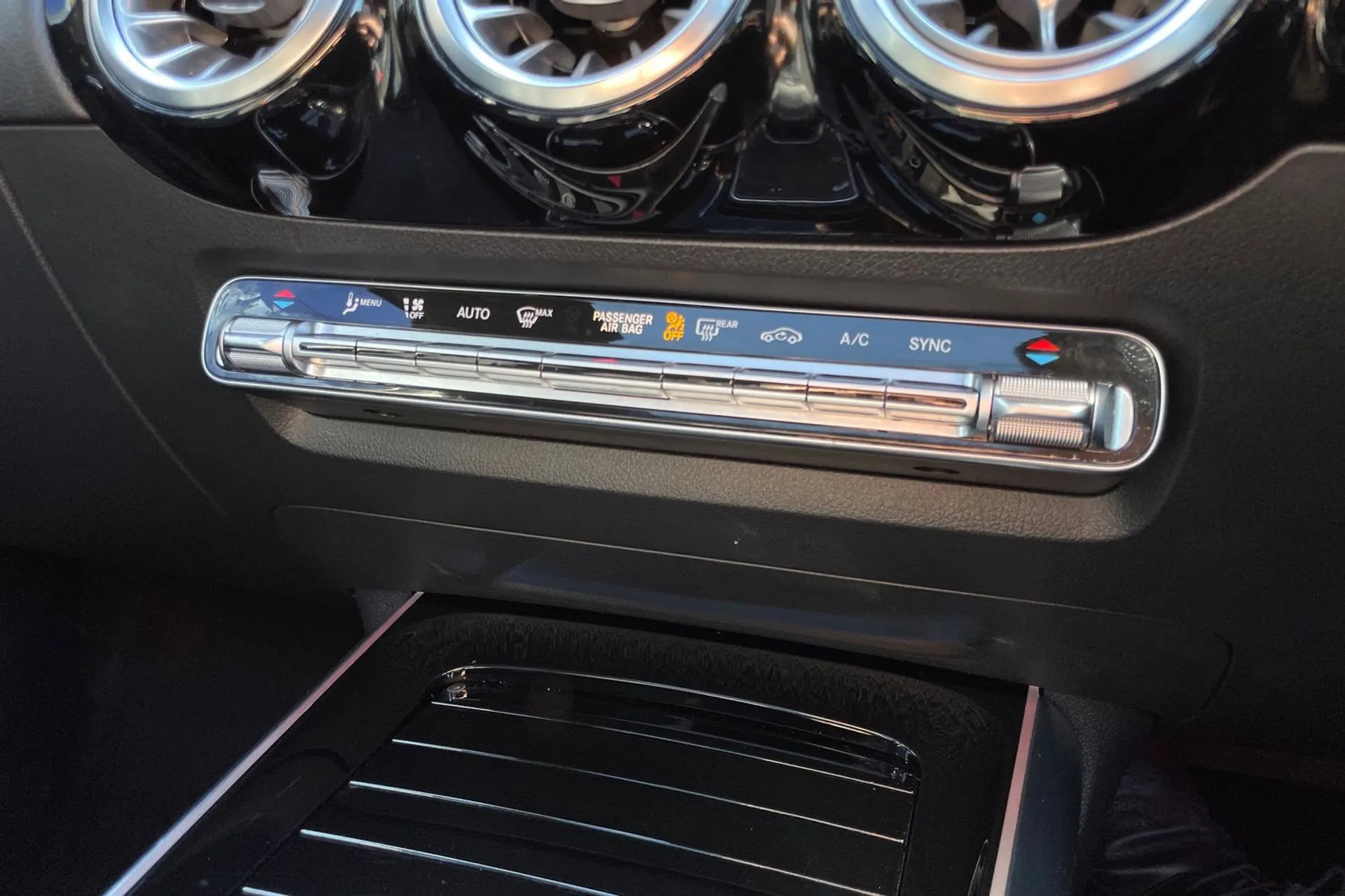 MERCEDES-BENZ GLA thumbnail image number 38