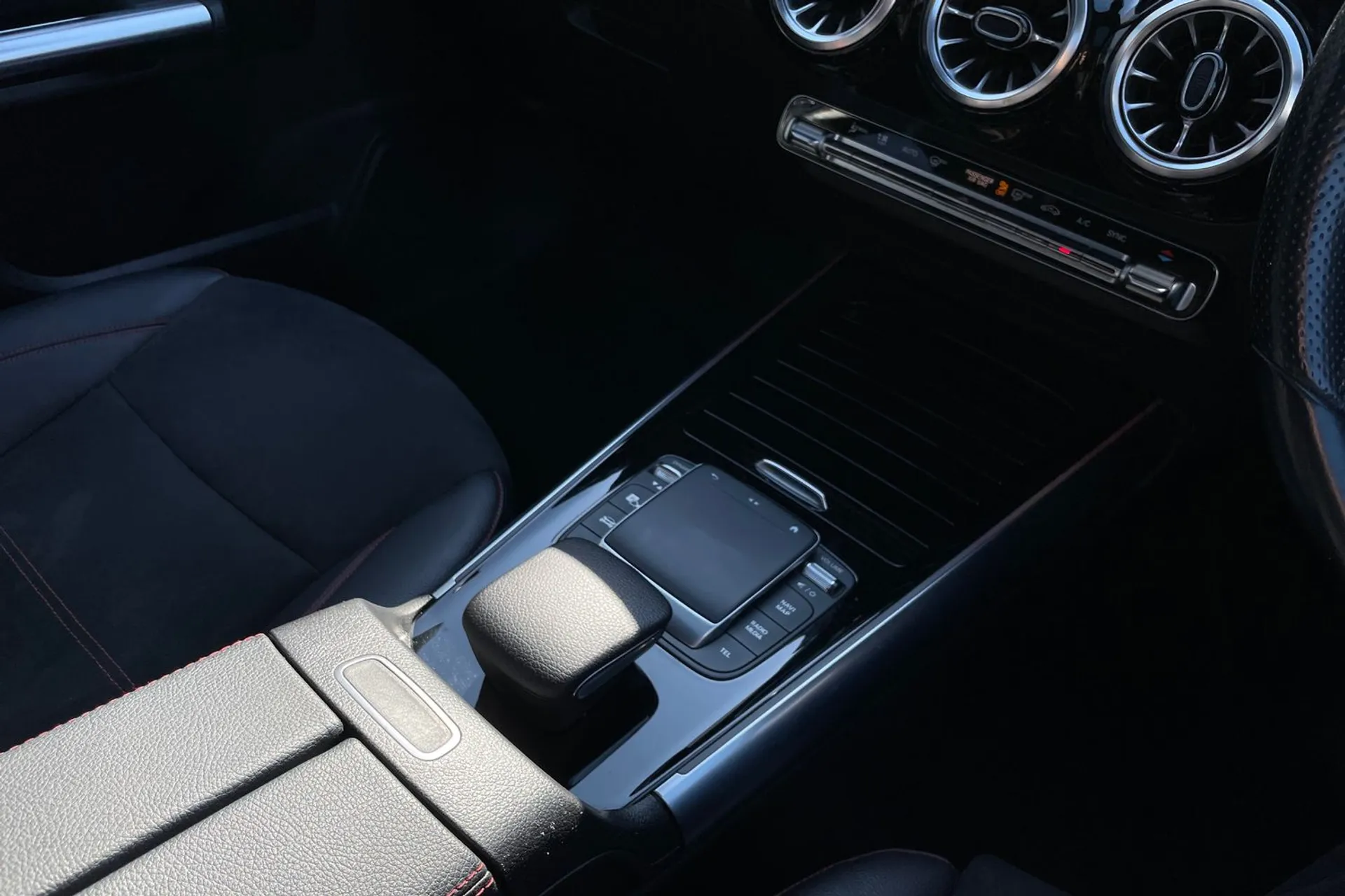 MERCEDES-BENZ GLA thumbnail image number 40