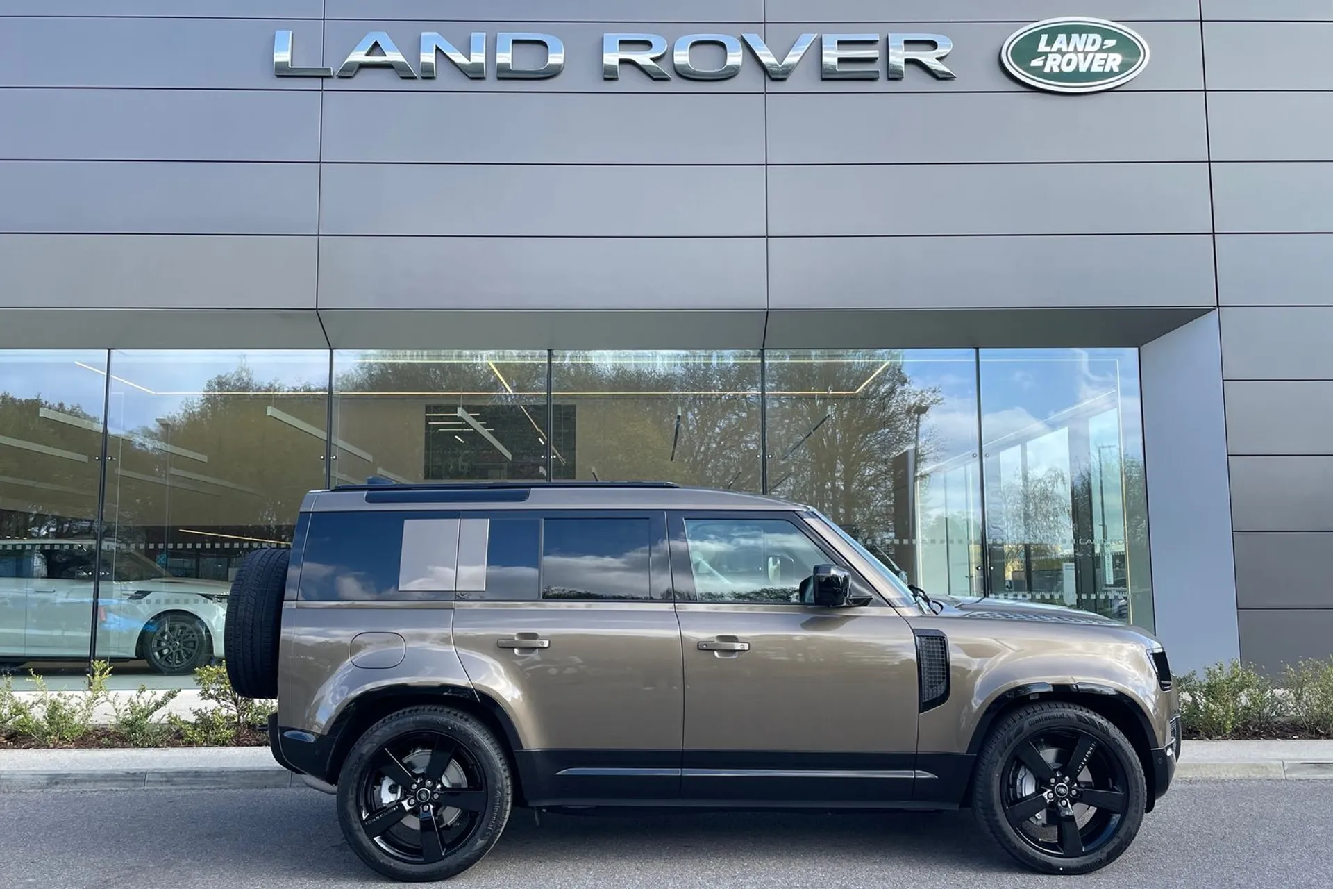 LAND ROVER Defender 110 thumbnail image number 2