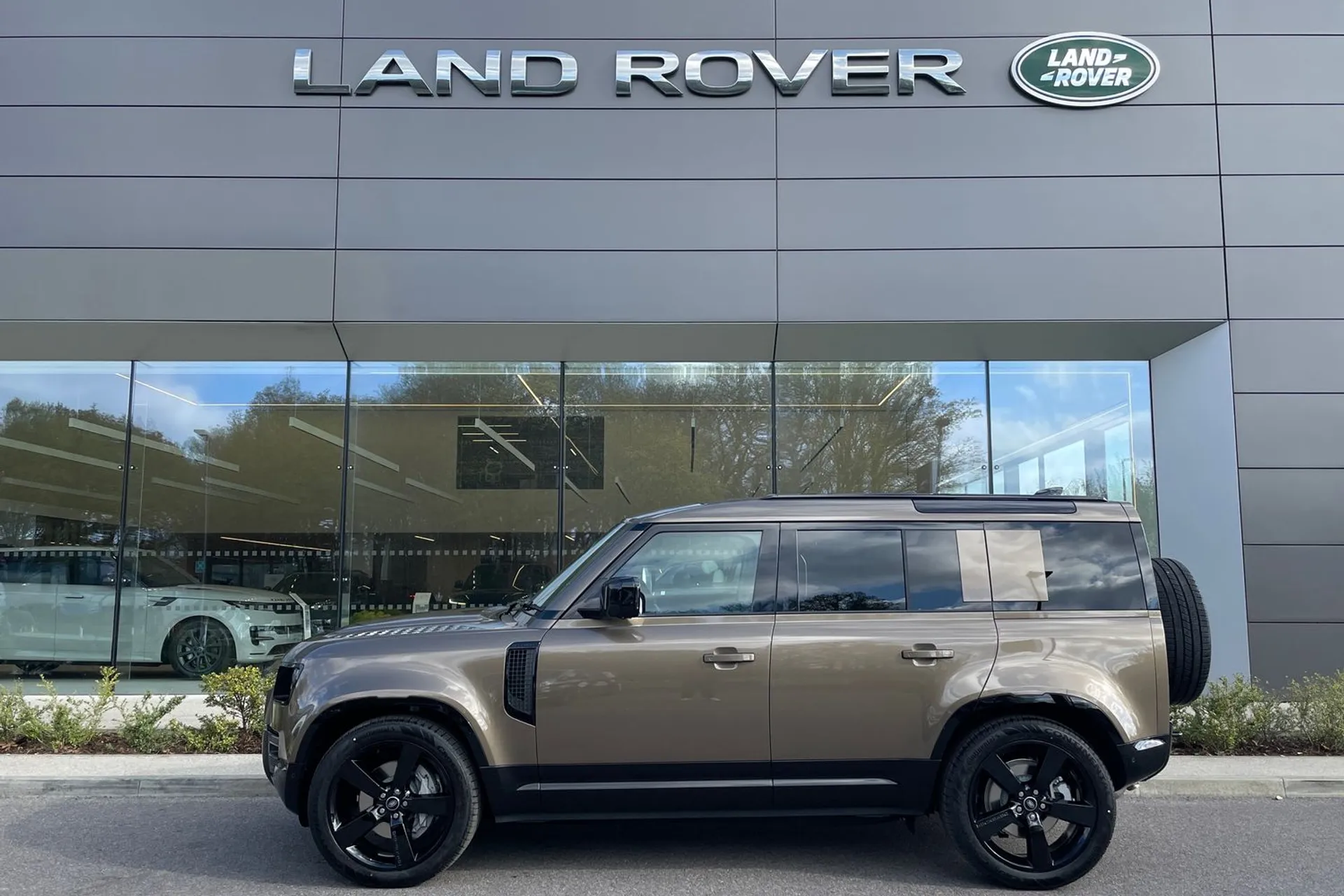 LAND ROVER Defender 110 thumbnail image number 10