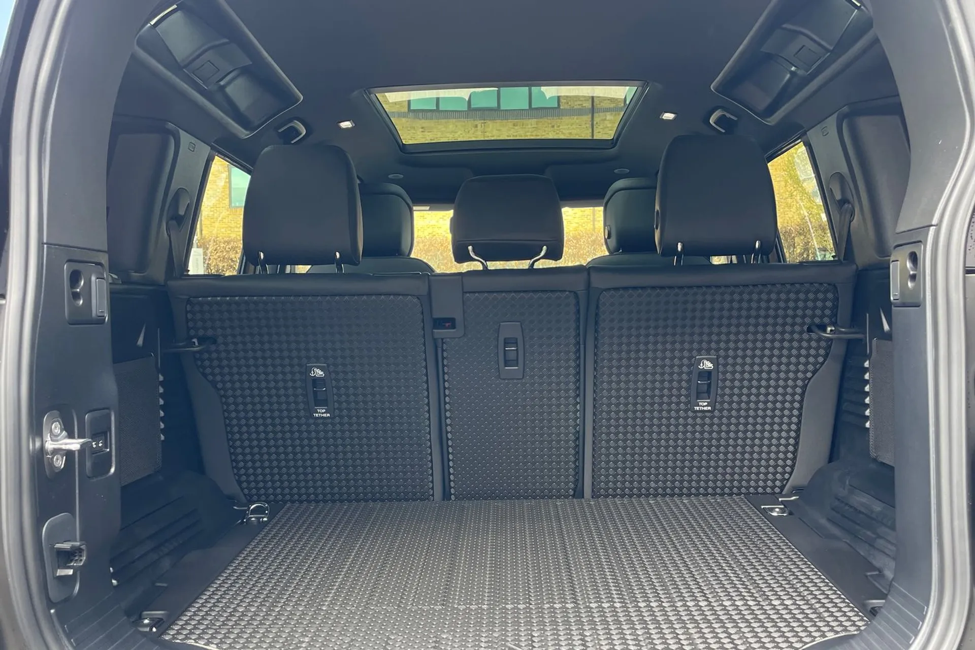 LAND ROVER Defender 110 thumbnail image number 27