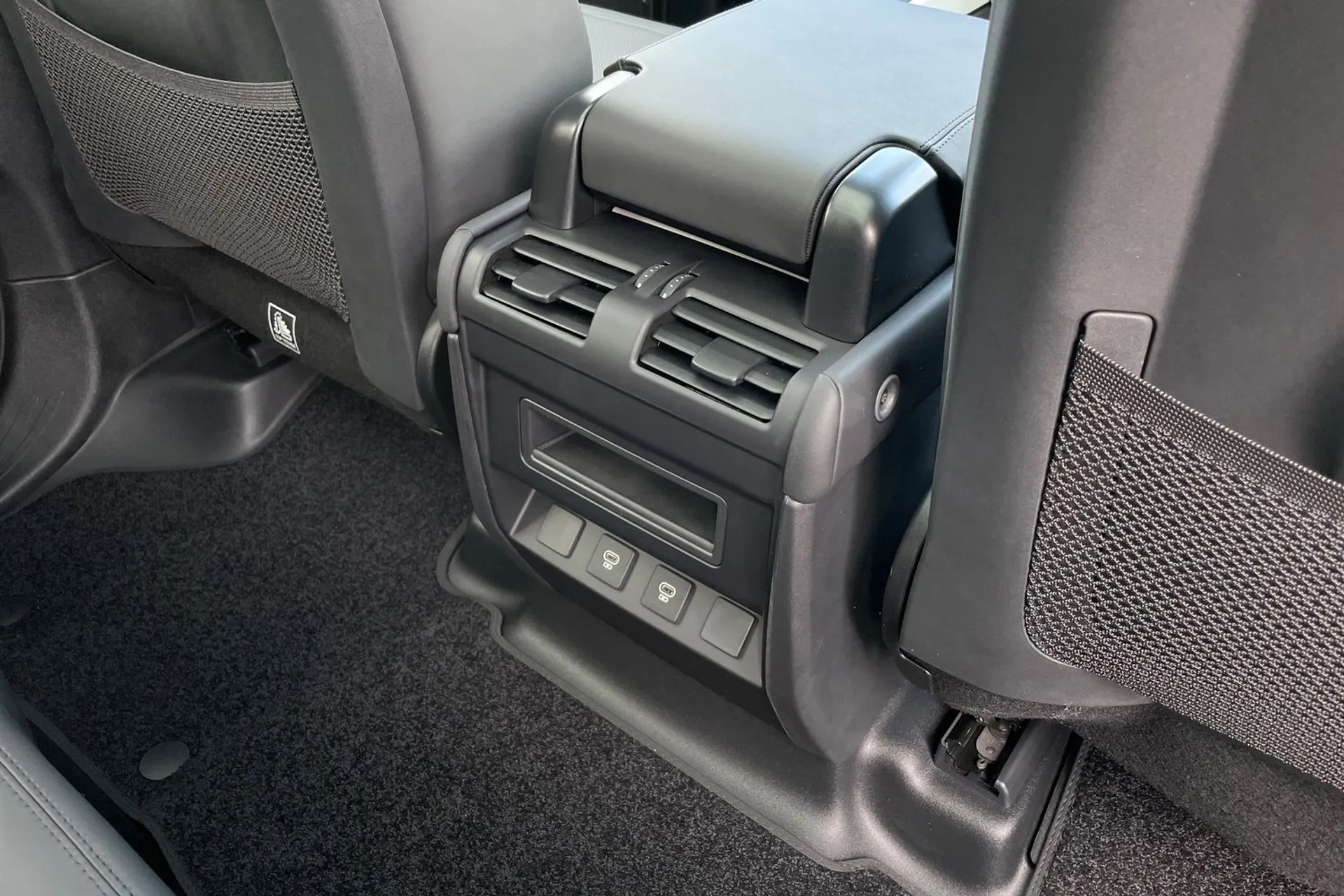 LAND ROVER Defender 110 thumbnail image number 34