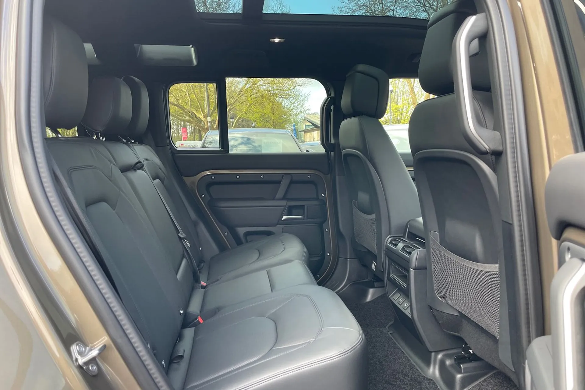 LAND ROVER Defender 110 thumbnail image number 30