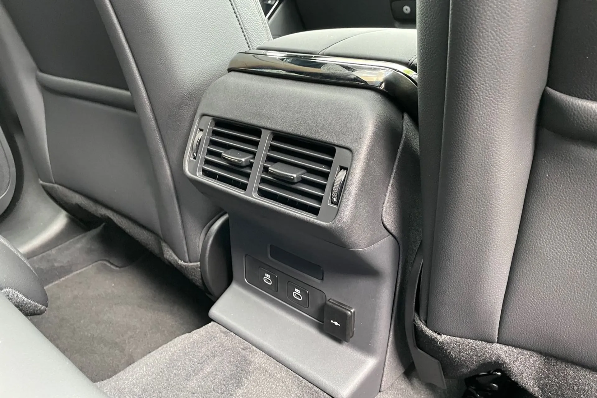 LAND ROVER RANGE ROVER VELAR thumbnail image number 35