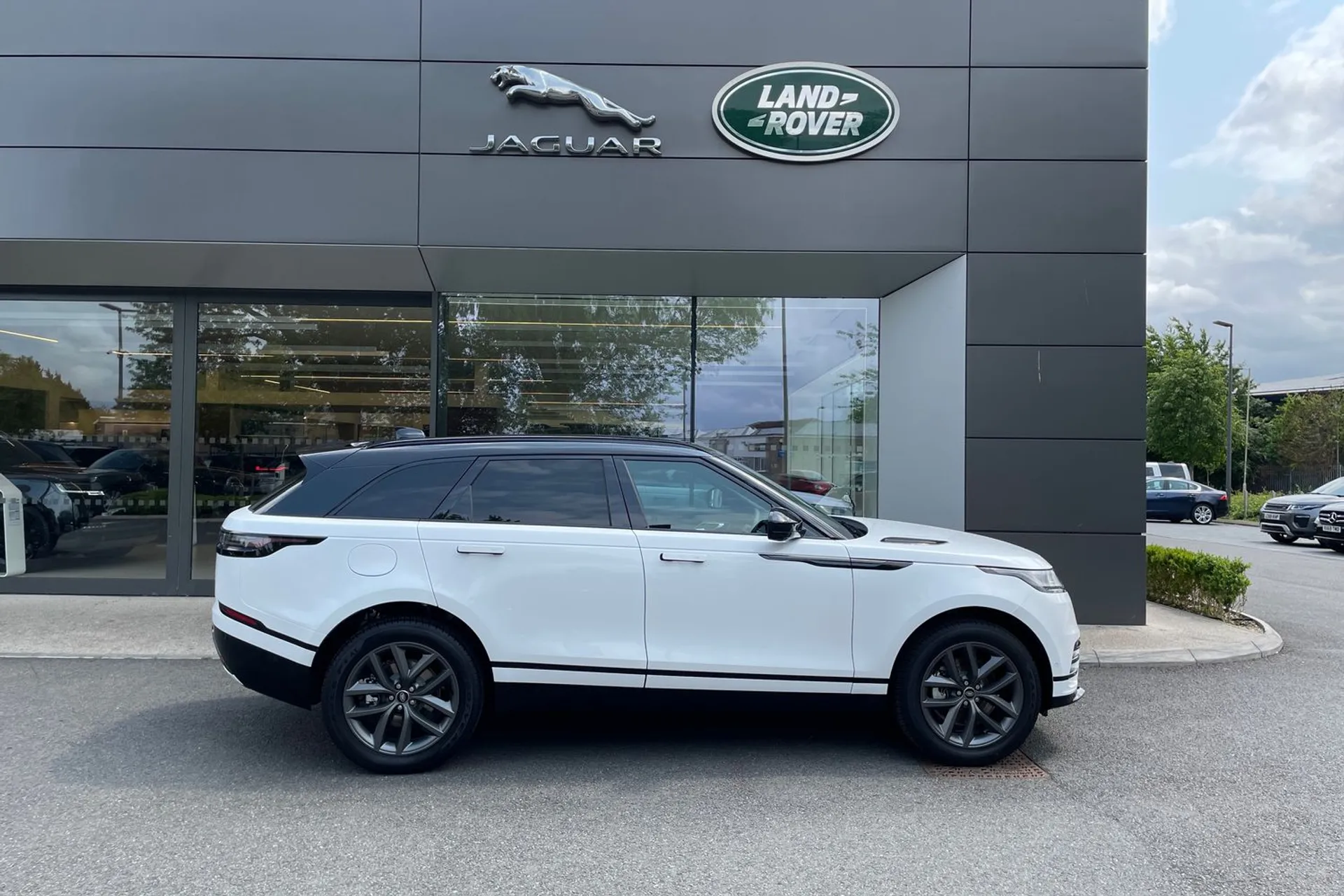 LAND ROVER RANGE ROVER VELAR thumbnail image number 2