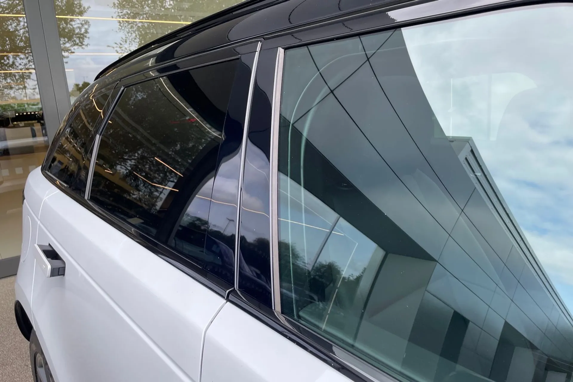 LAND ROVER RANGE ROVER VELAR thumbnail image number 25