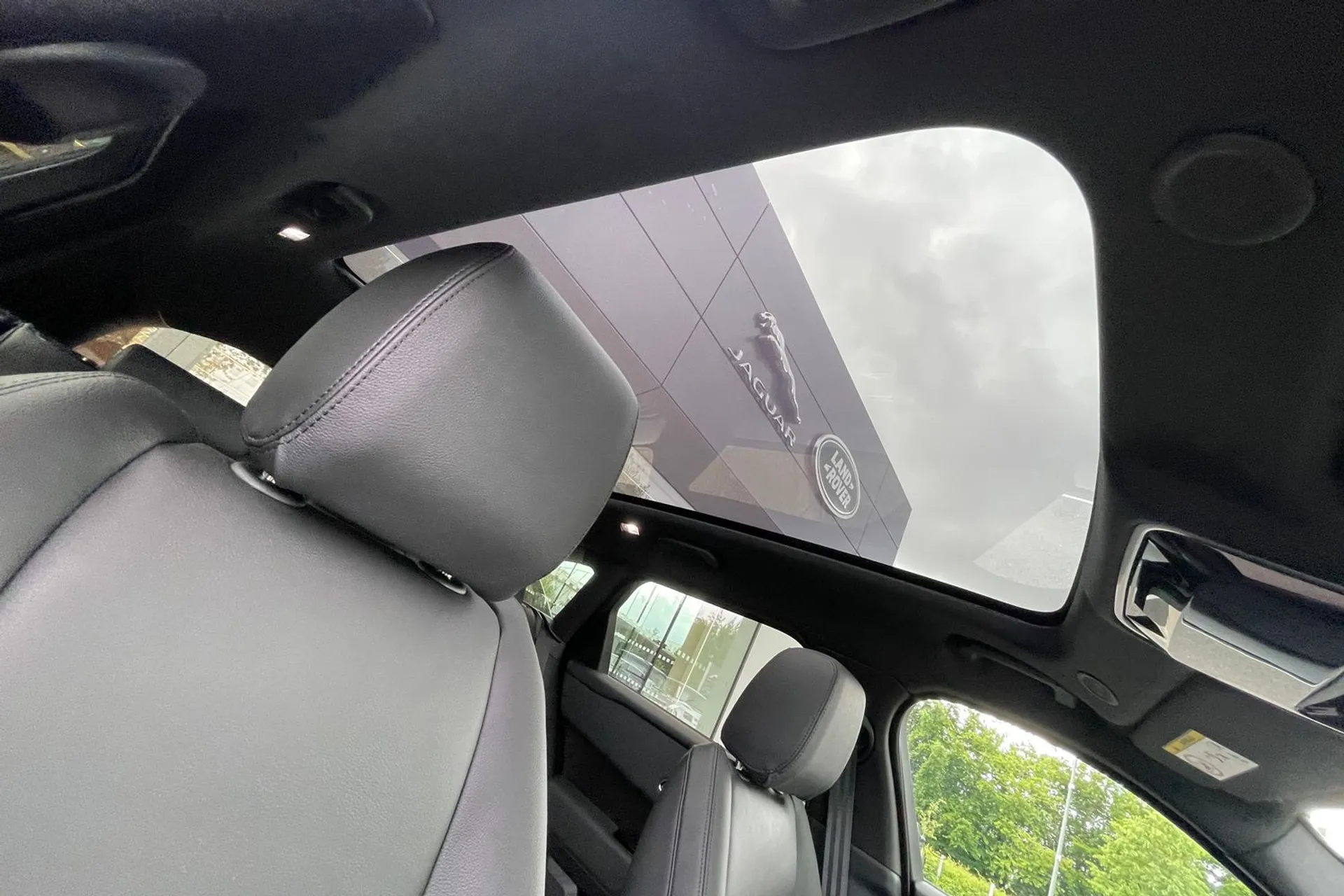 LAND ROVER RANGE ROVER VELAR thumbnail image number 36