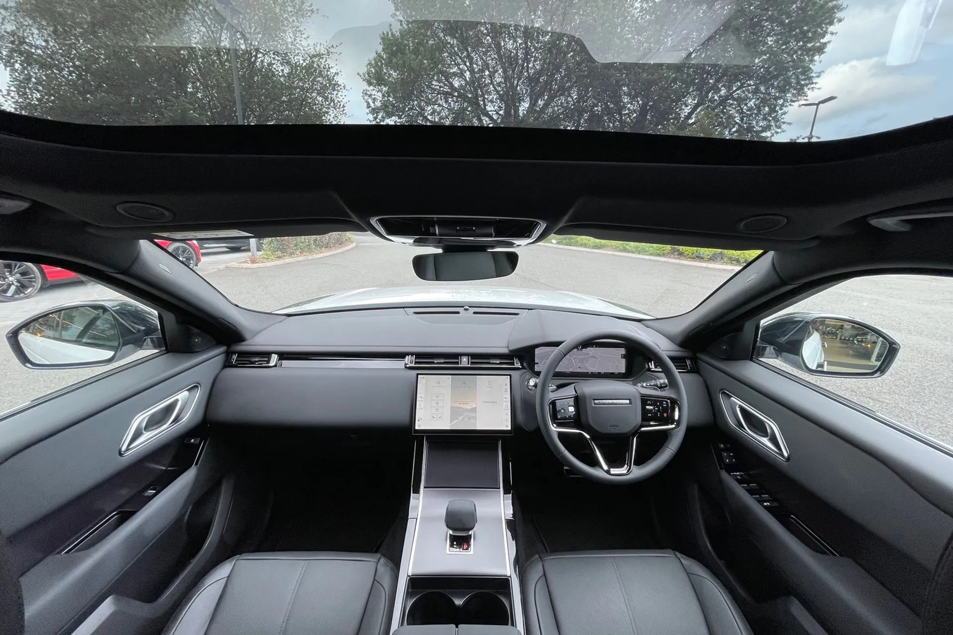 LAND ROVER RANGE ROVER VELAR thumbnail image number 3