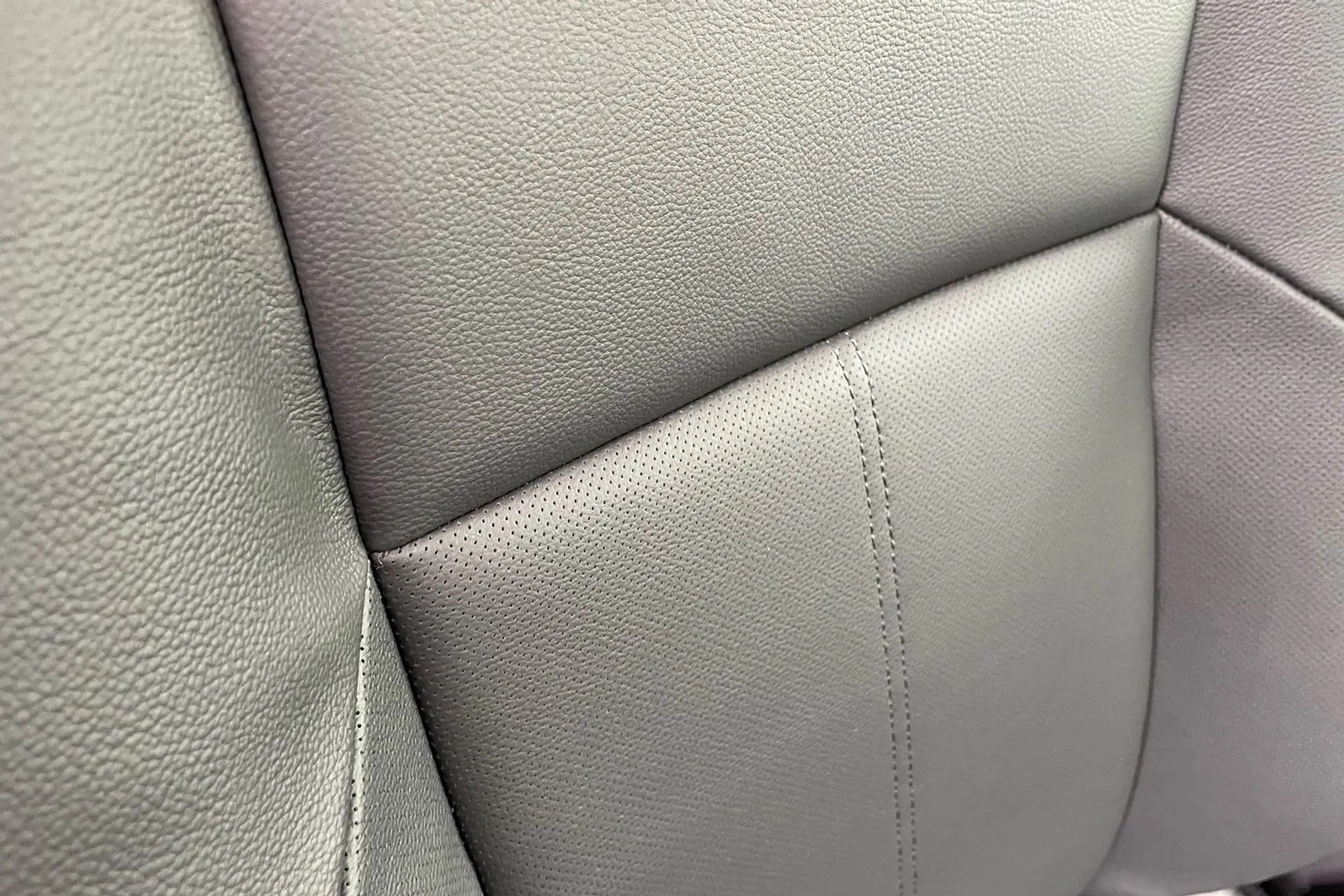 LAND ROVER RANGE ROVER VELAR thumbnail image number 34