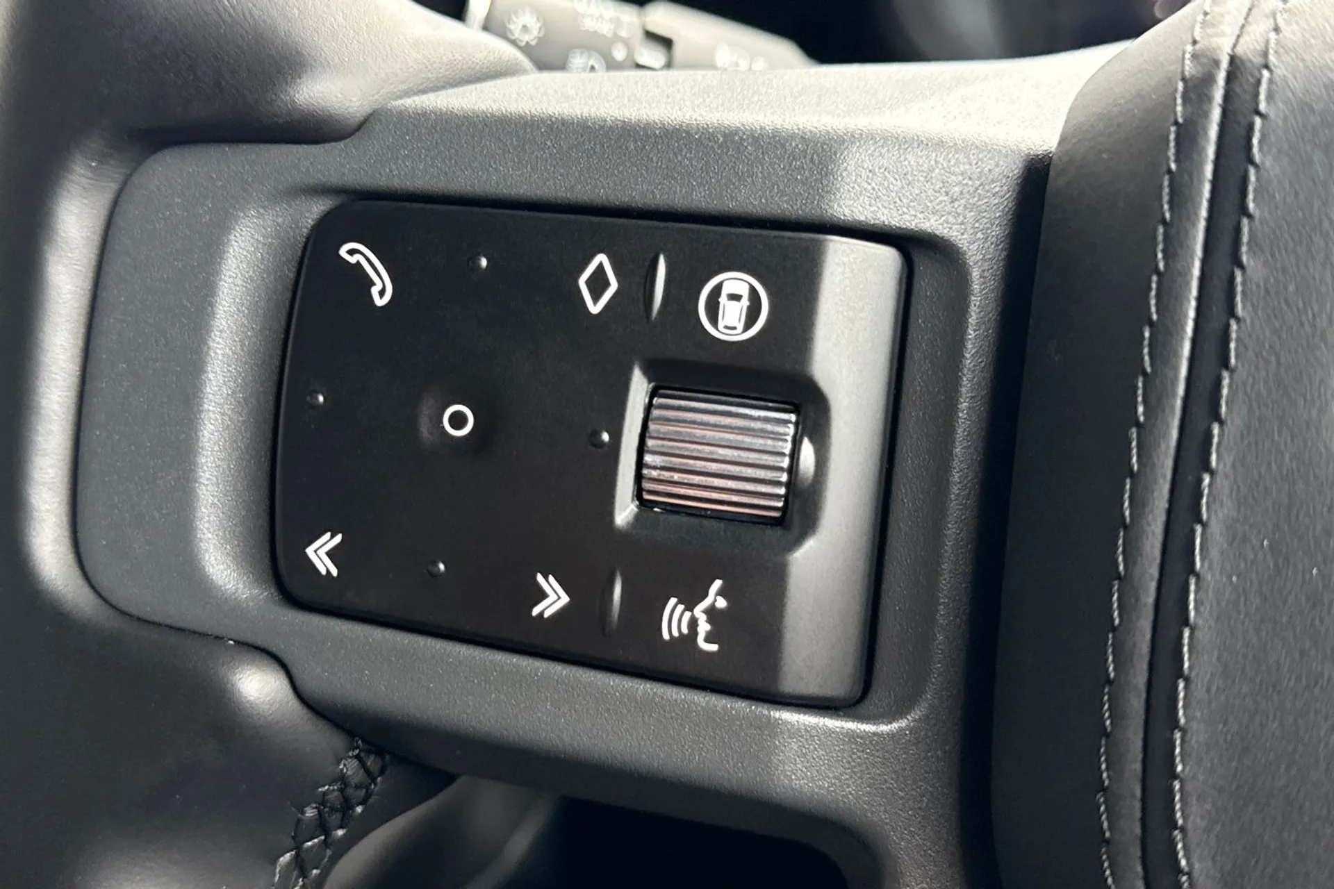 LAND ROVER Defender 110 thumbnail image number 50