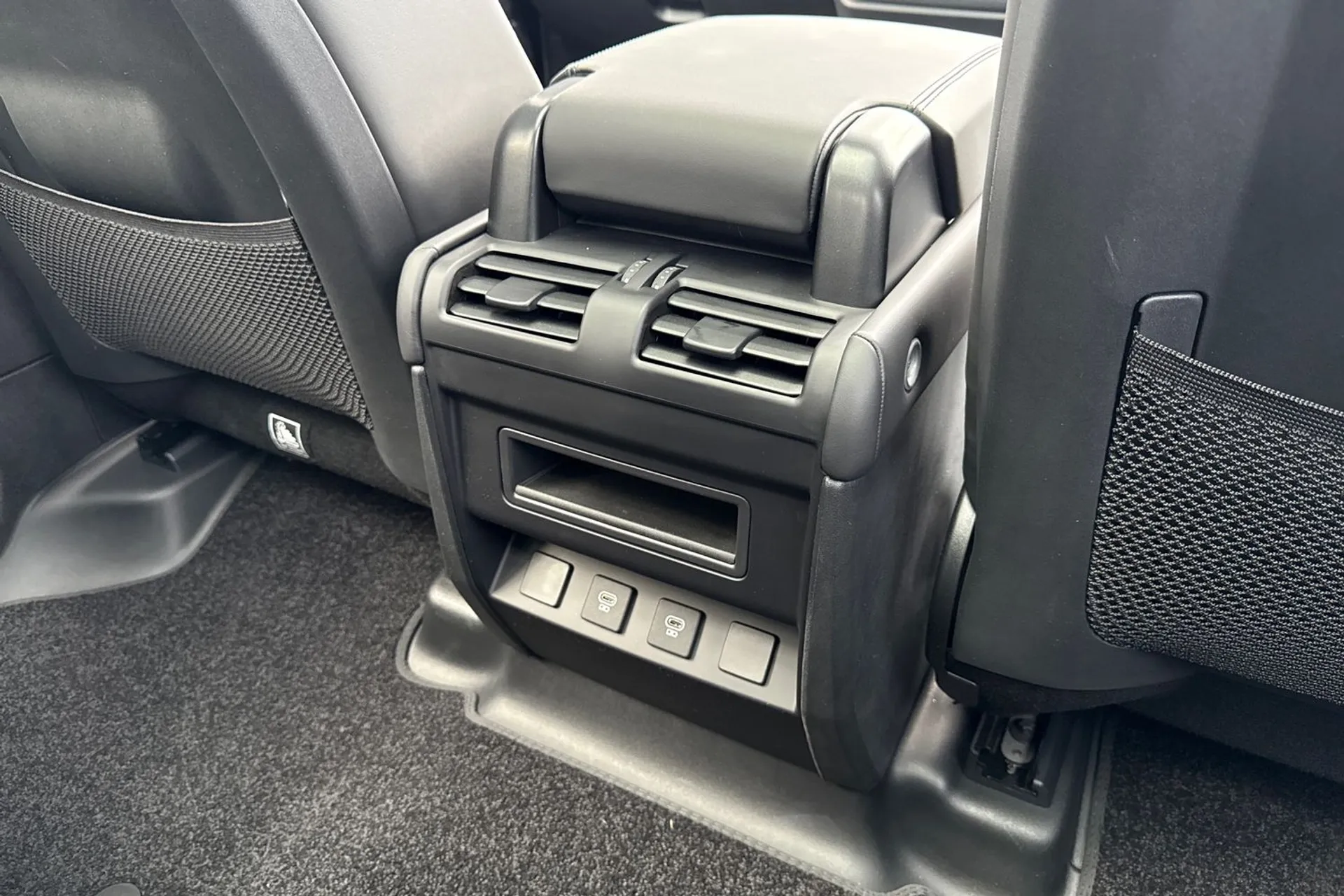 LAND ROVER Defender 110 thumbnail image number 61