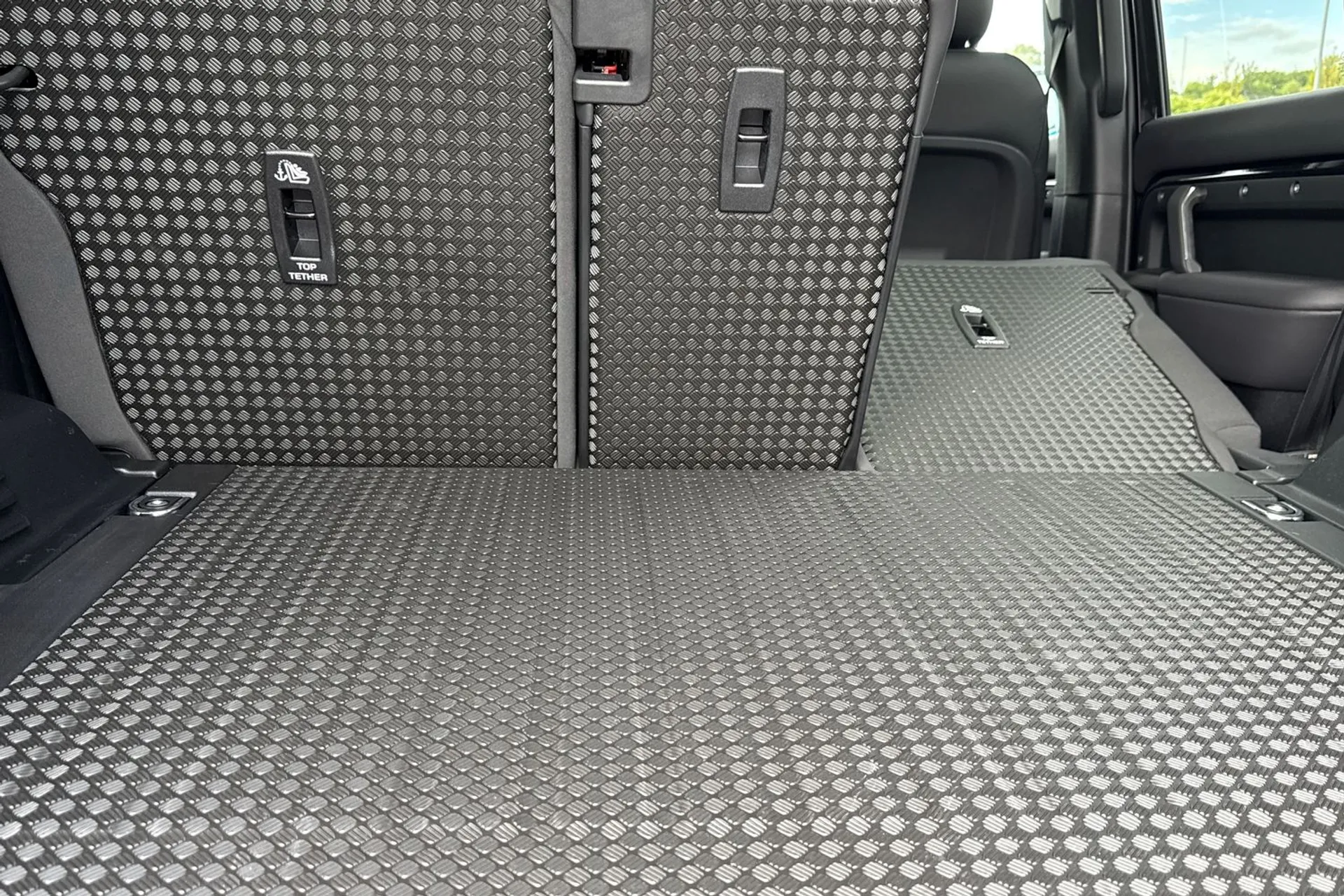 LAND ROVER Defender 110 thumbnail image number 37