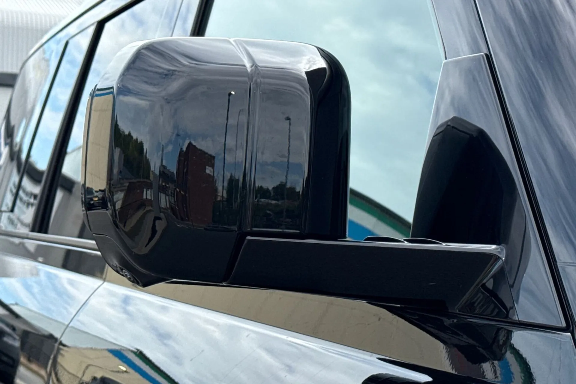 LAND ROVER Defender 110 thumbnail image number 32