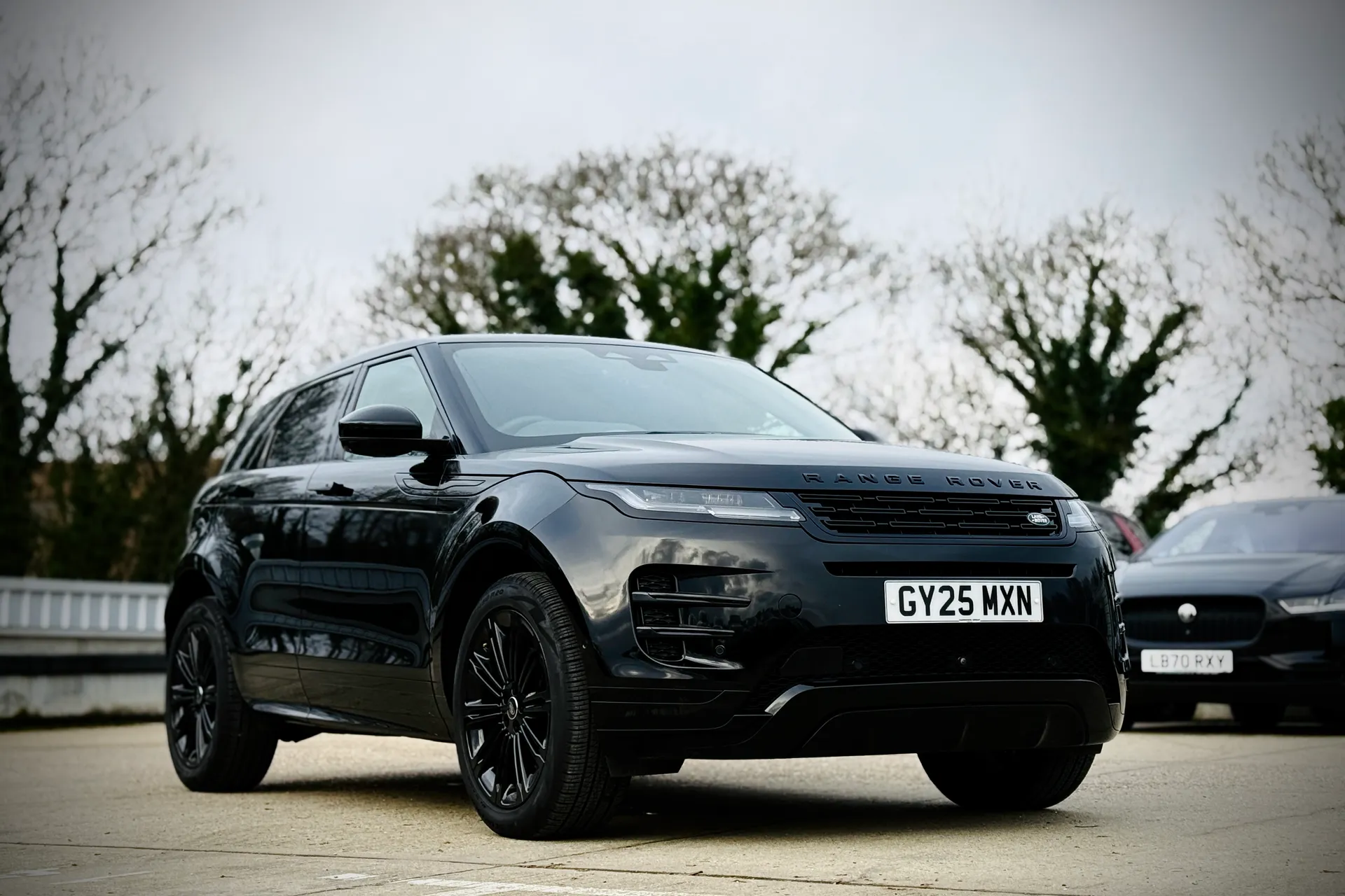 LAND ROVER RANGE ROVER EVOQUE focused image