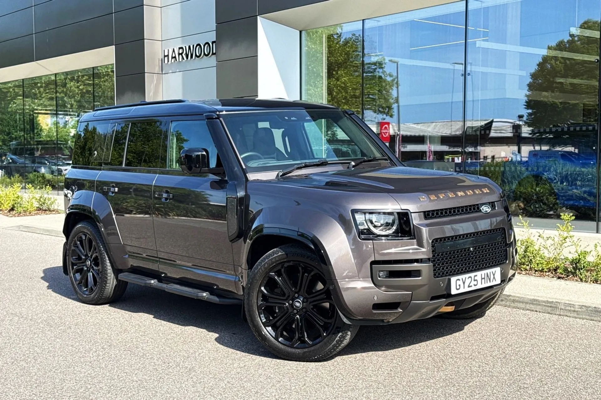 LAND ROVER DEFENDER focused image