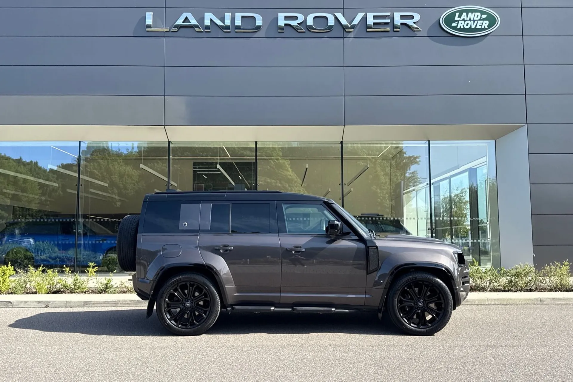 LAND ROVER DEFENDER thumbnail image number 2