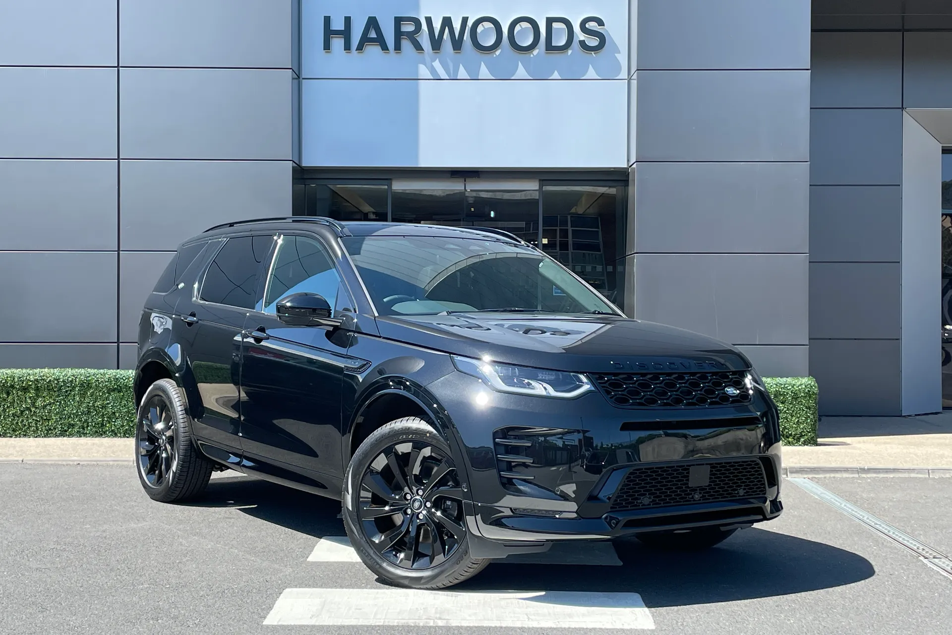 LAND ROVER DISCOVERY SPORT focused image