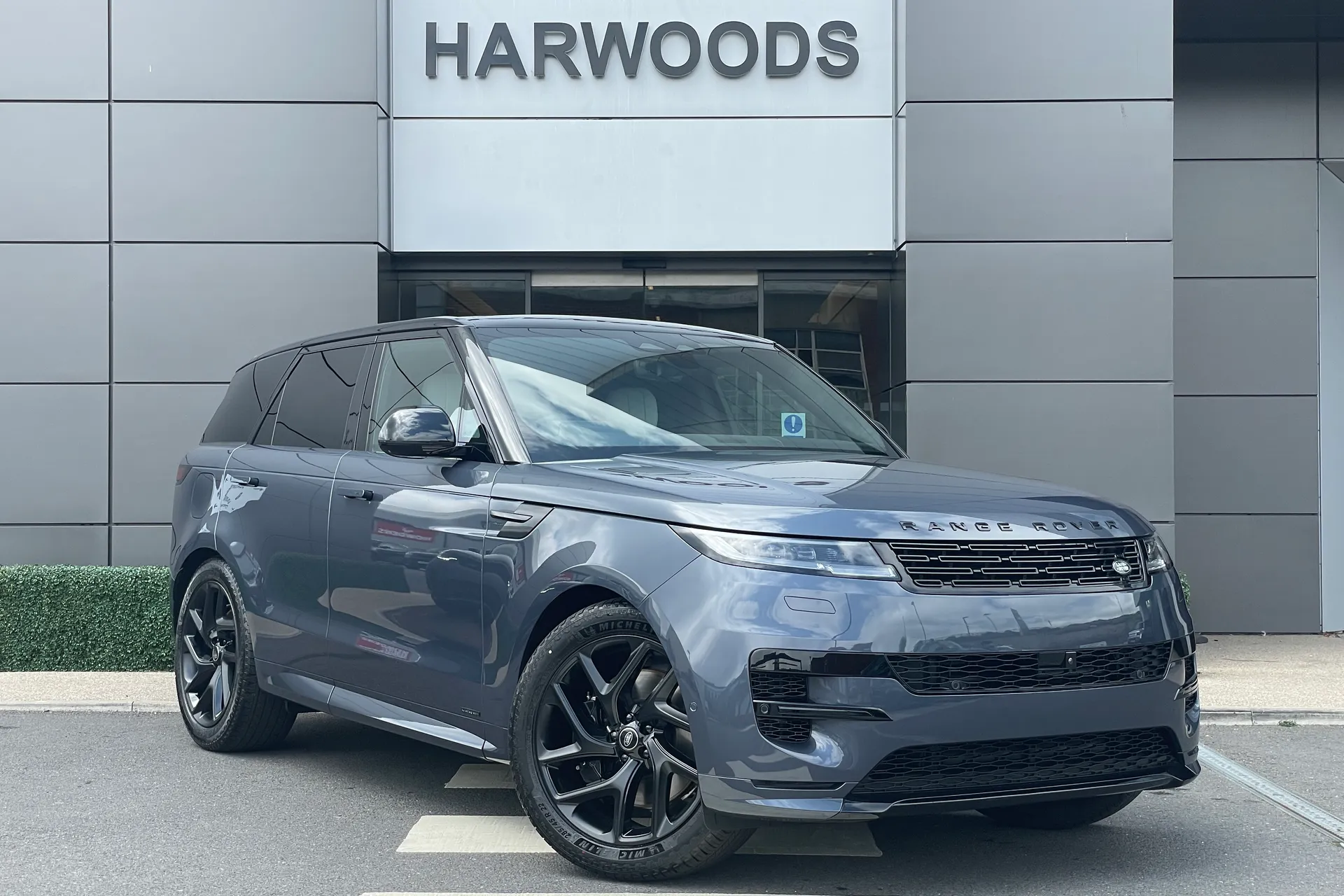 LAND ROVER RANGE ROVER SPORT focused image