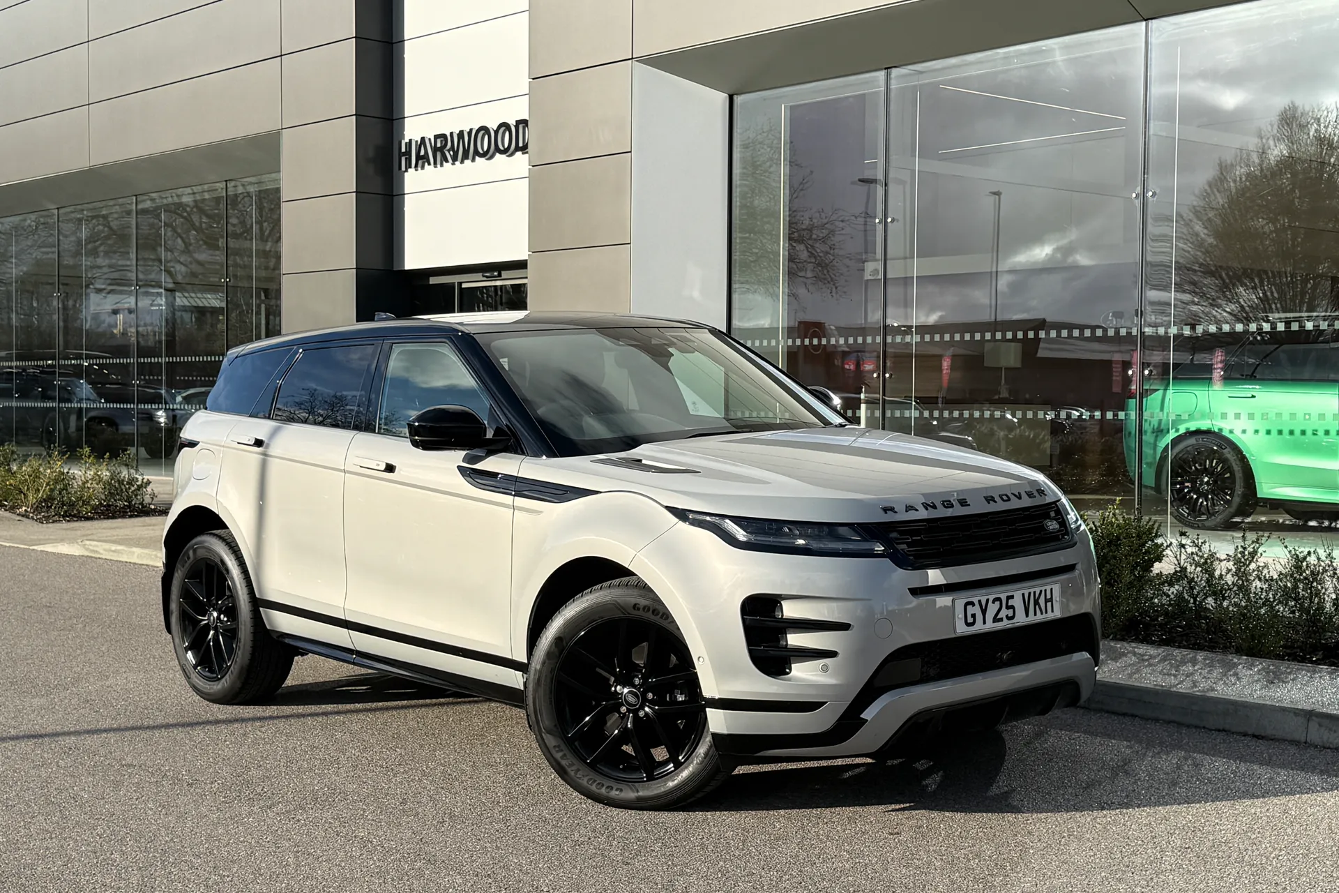 LAND ROVER RANGE ROVER EVOQUE focused image