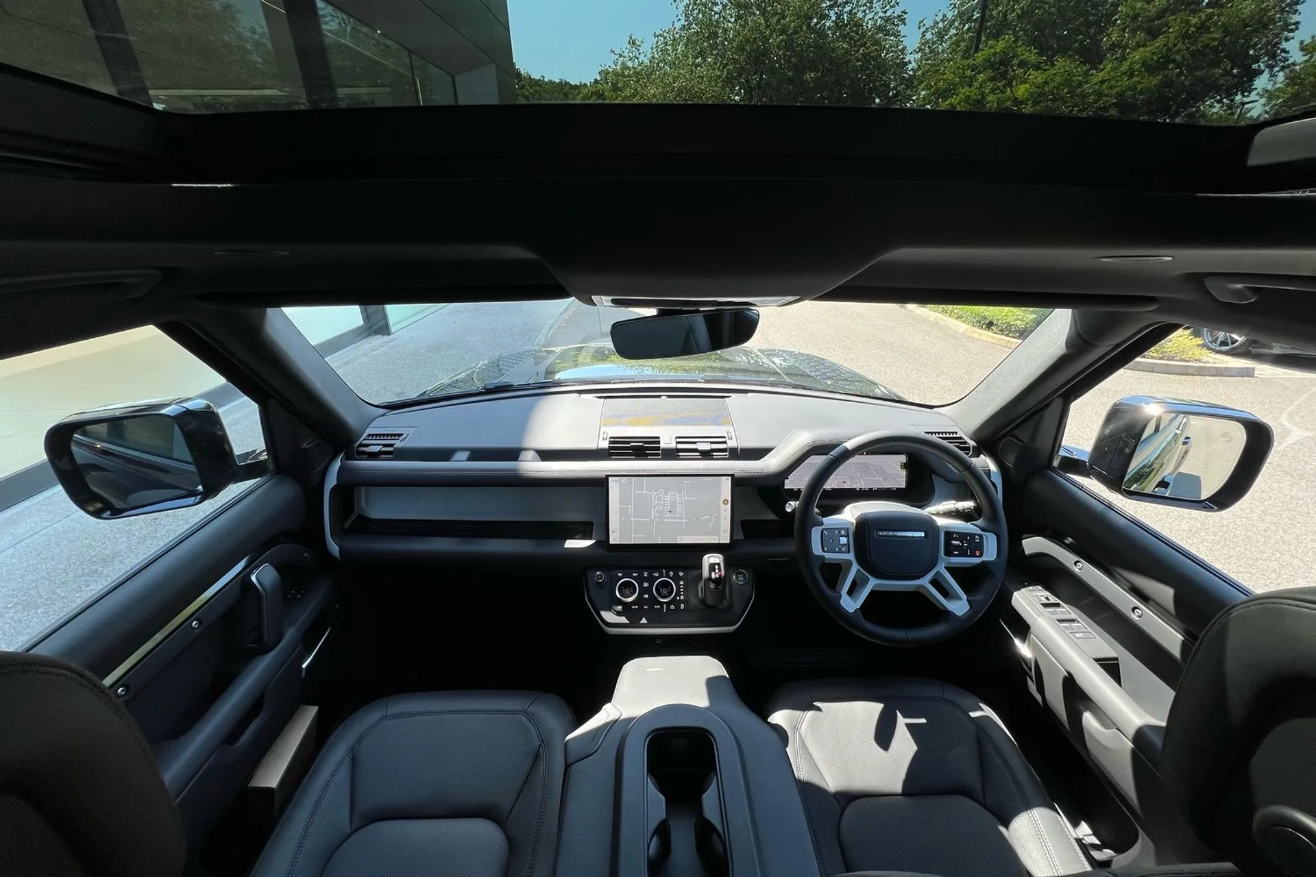 LAND ROVER Defender 110 thumbnail image number 3