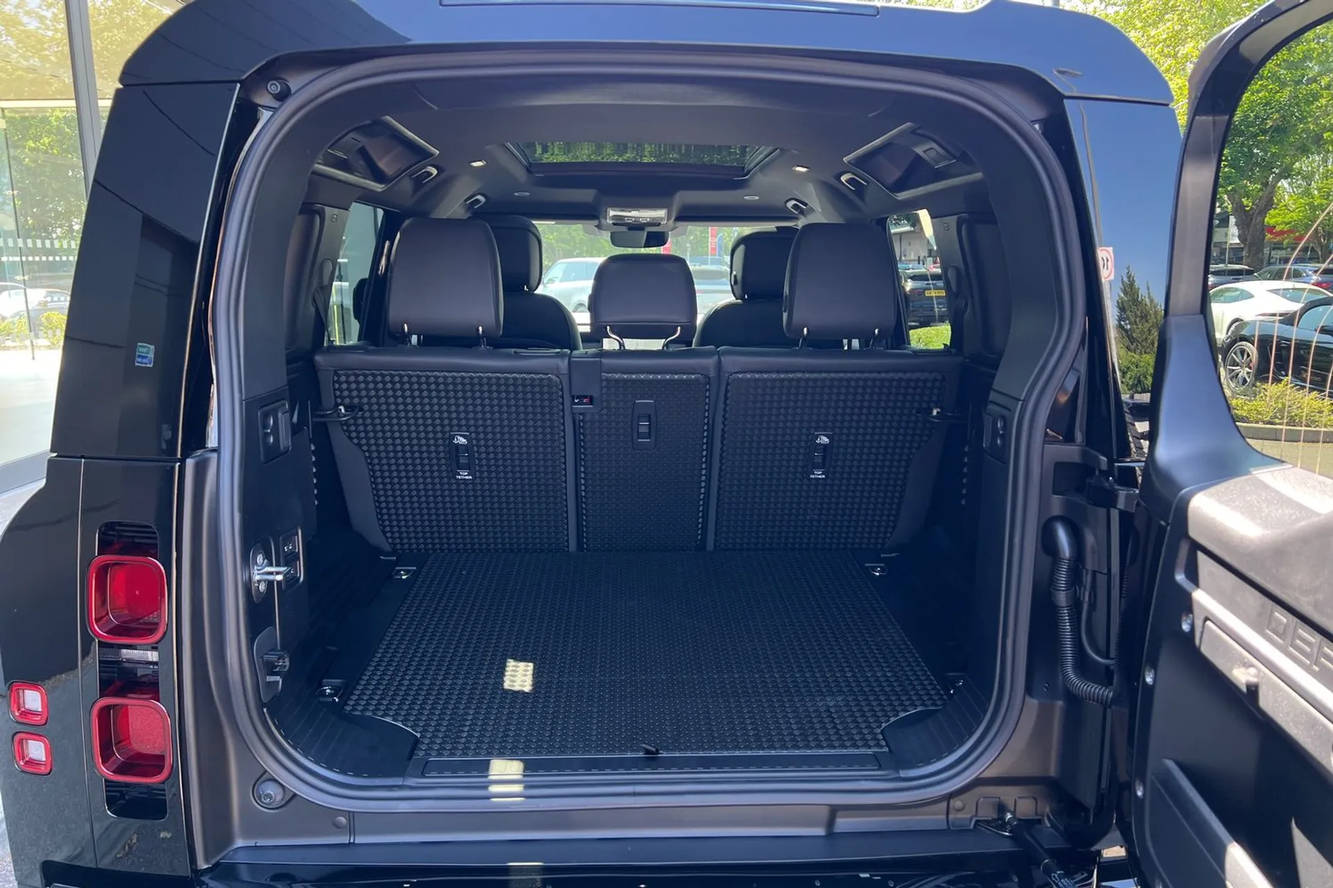 LAND ROVER Defender 110 thumbnail image number 30