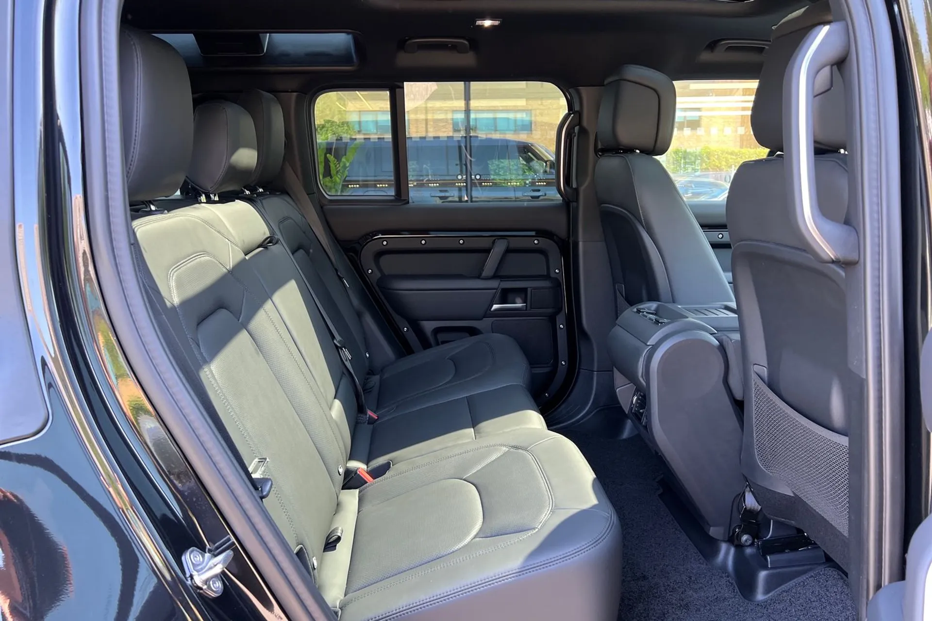 LAND ROVER Defender 110 thumbnail image number 32