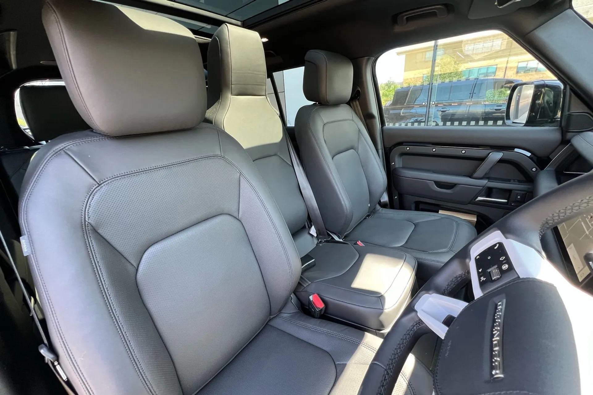 LAND ROVER Defender 110 thumbnail image number 37