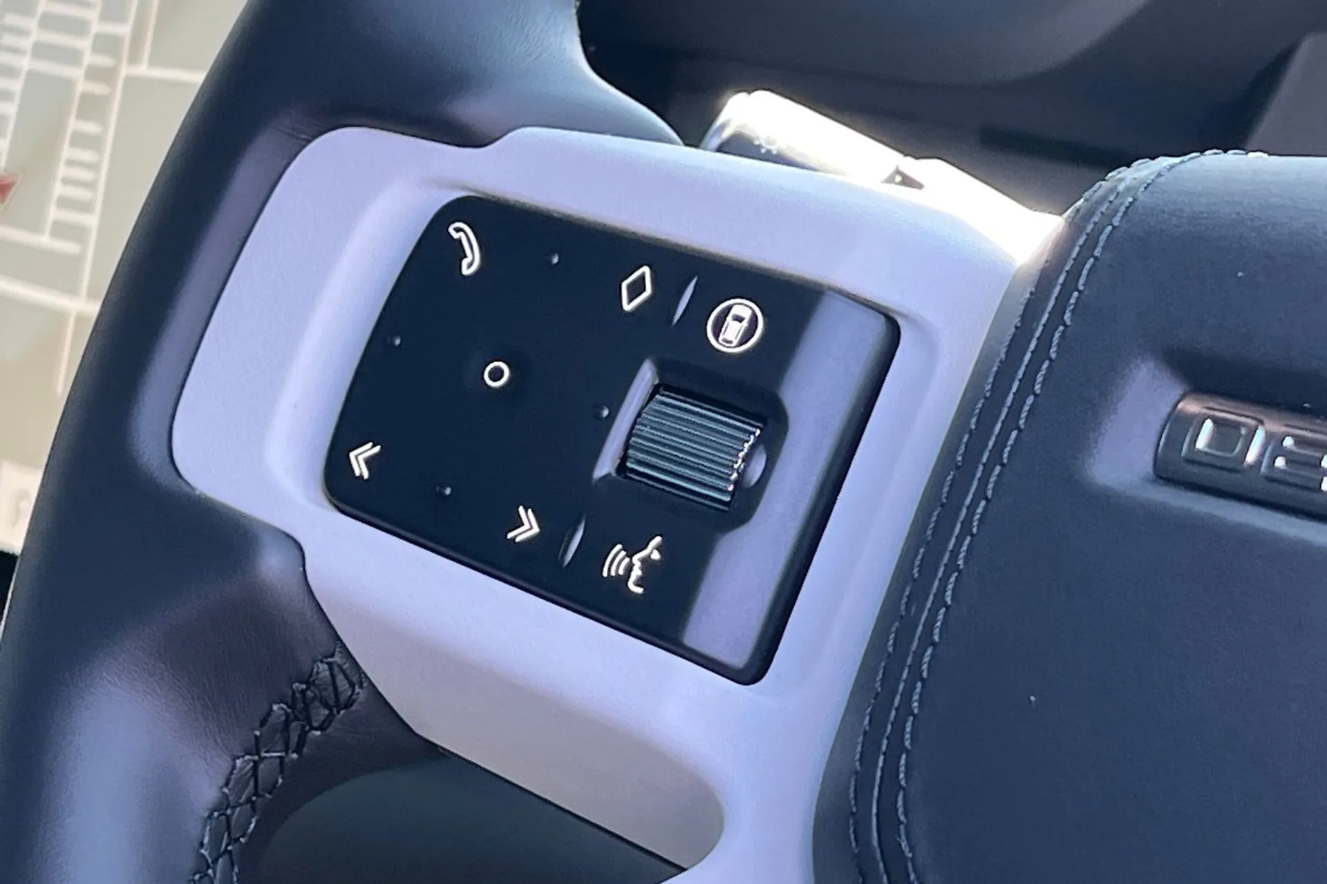 LAND ROVER Defender 110 thumbnail image number 48