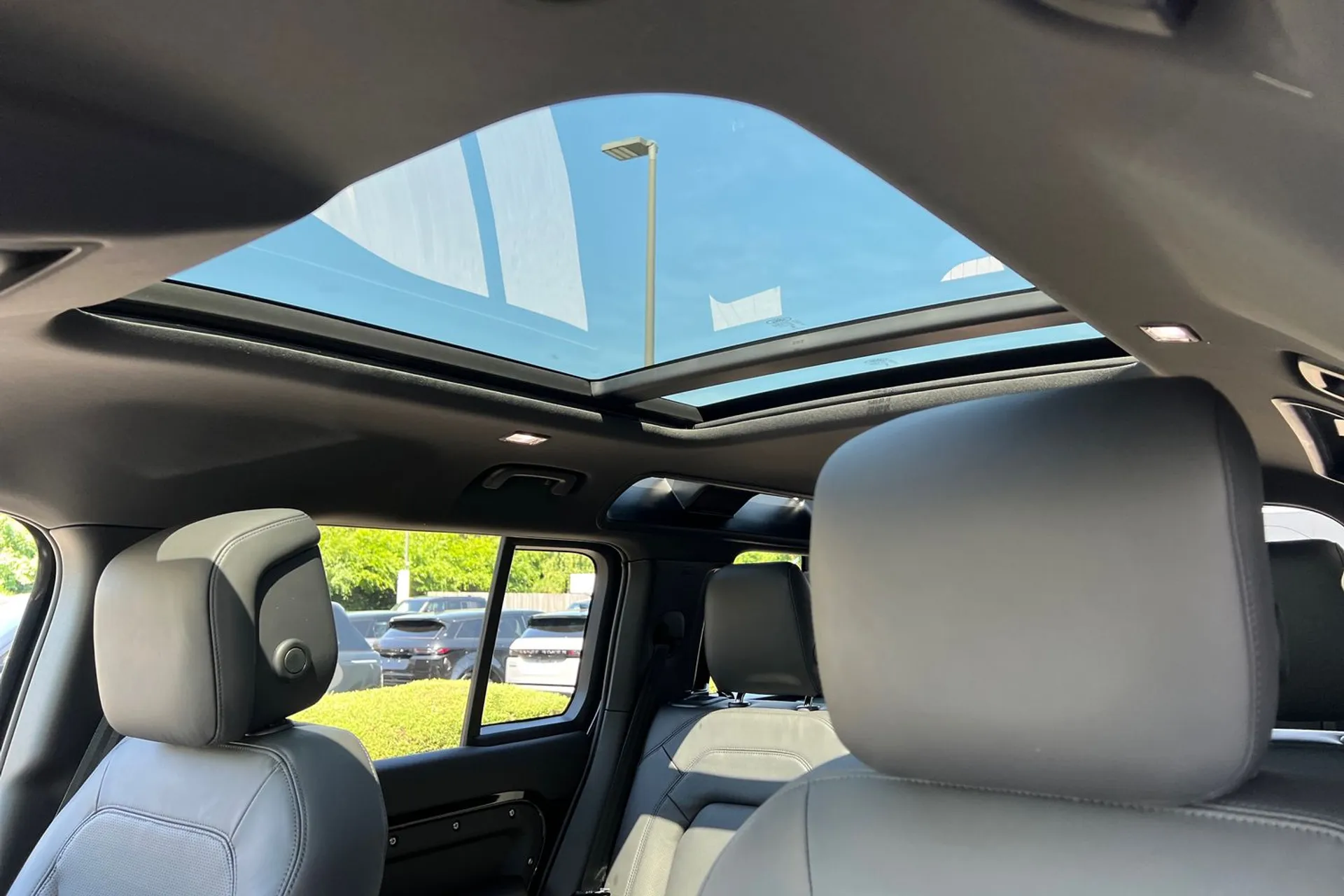 LAND ROVER Defender 110 thumbnail image number 4