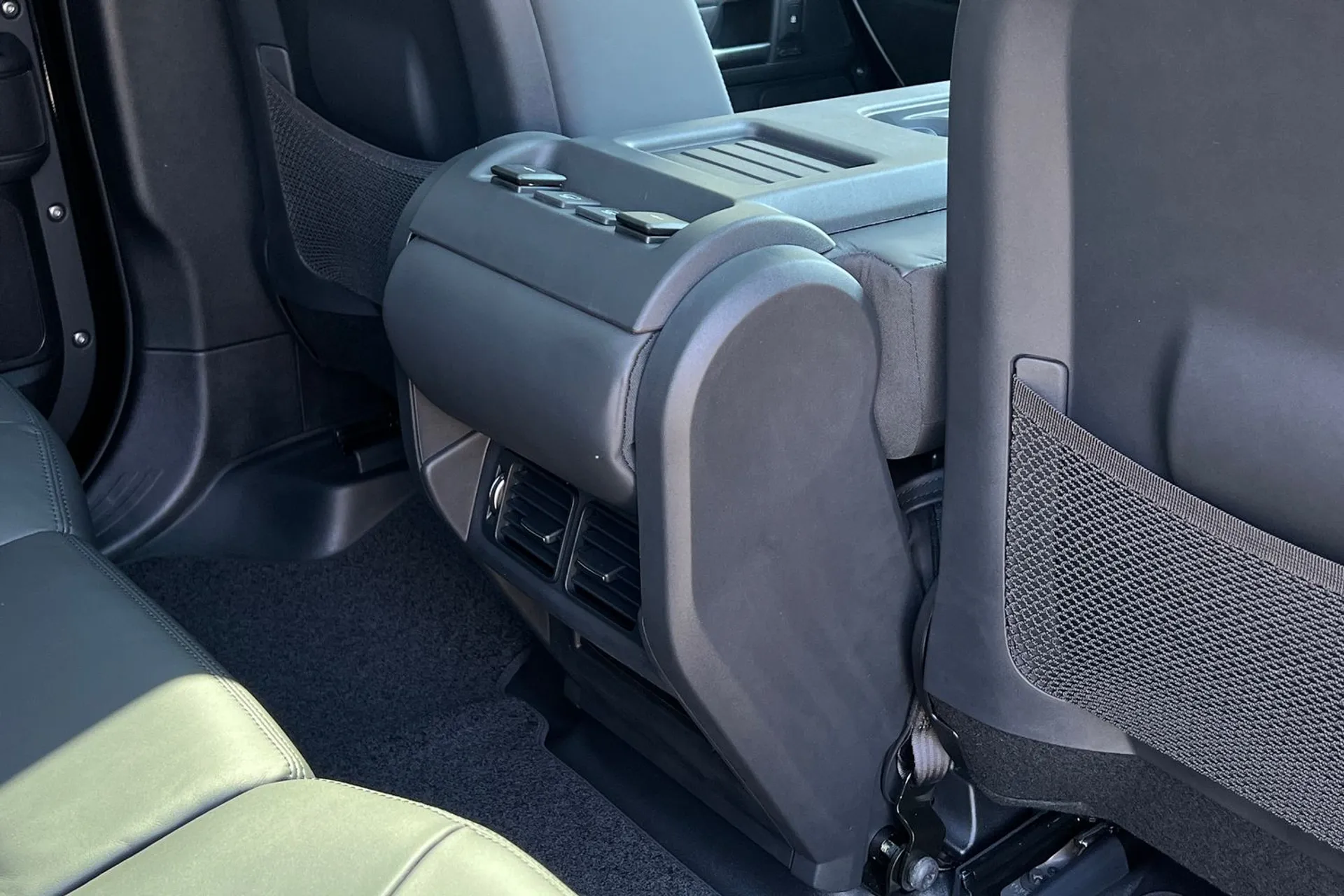 LAND ROVER Defender 110 thumbnail image number 35