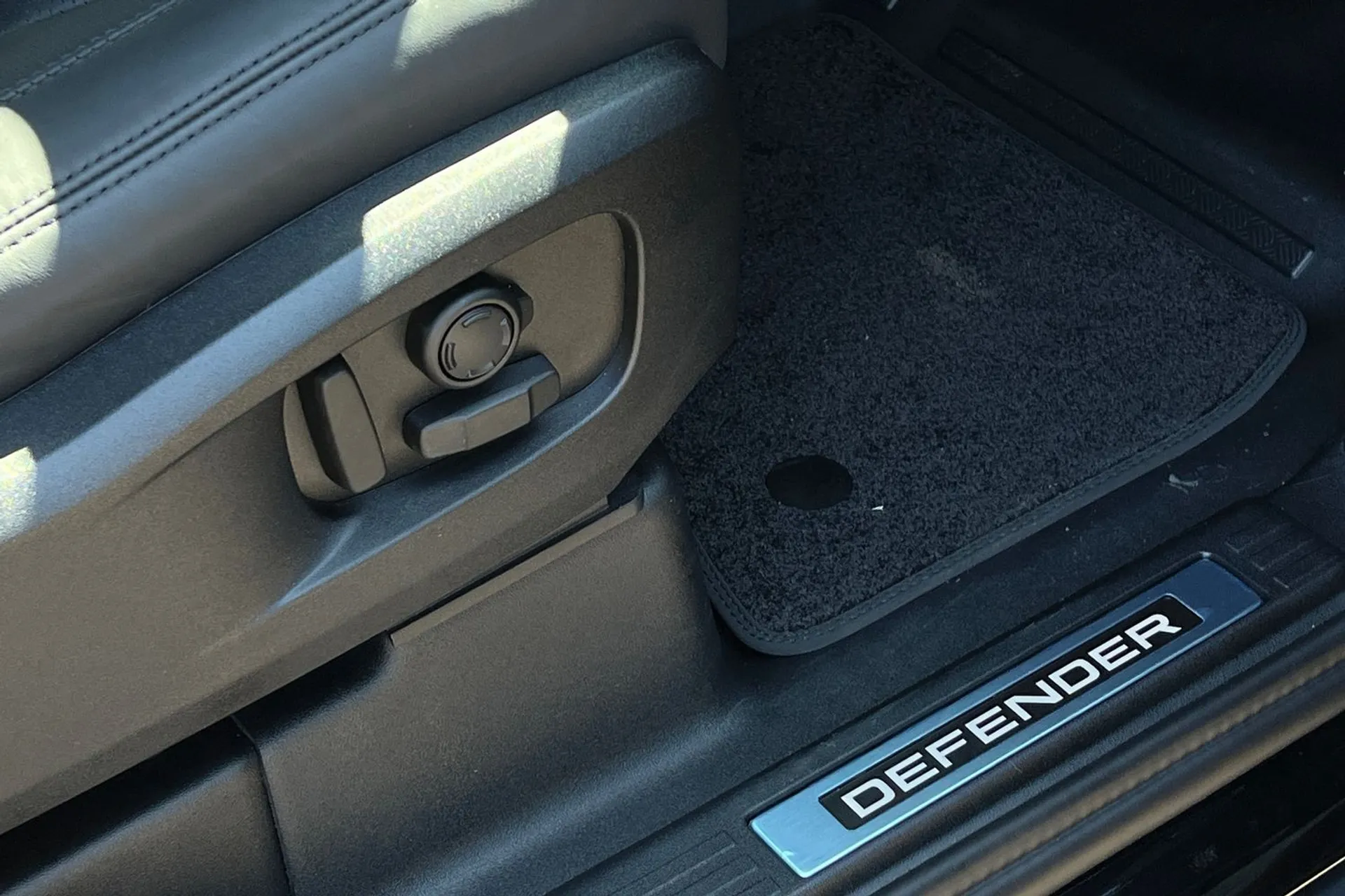 LAND ROVER Defender 110 thumbnail image number 38