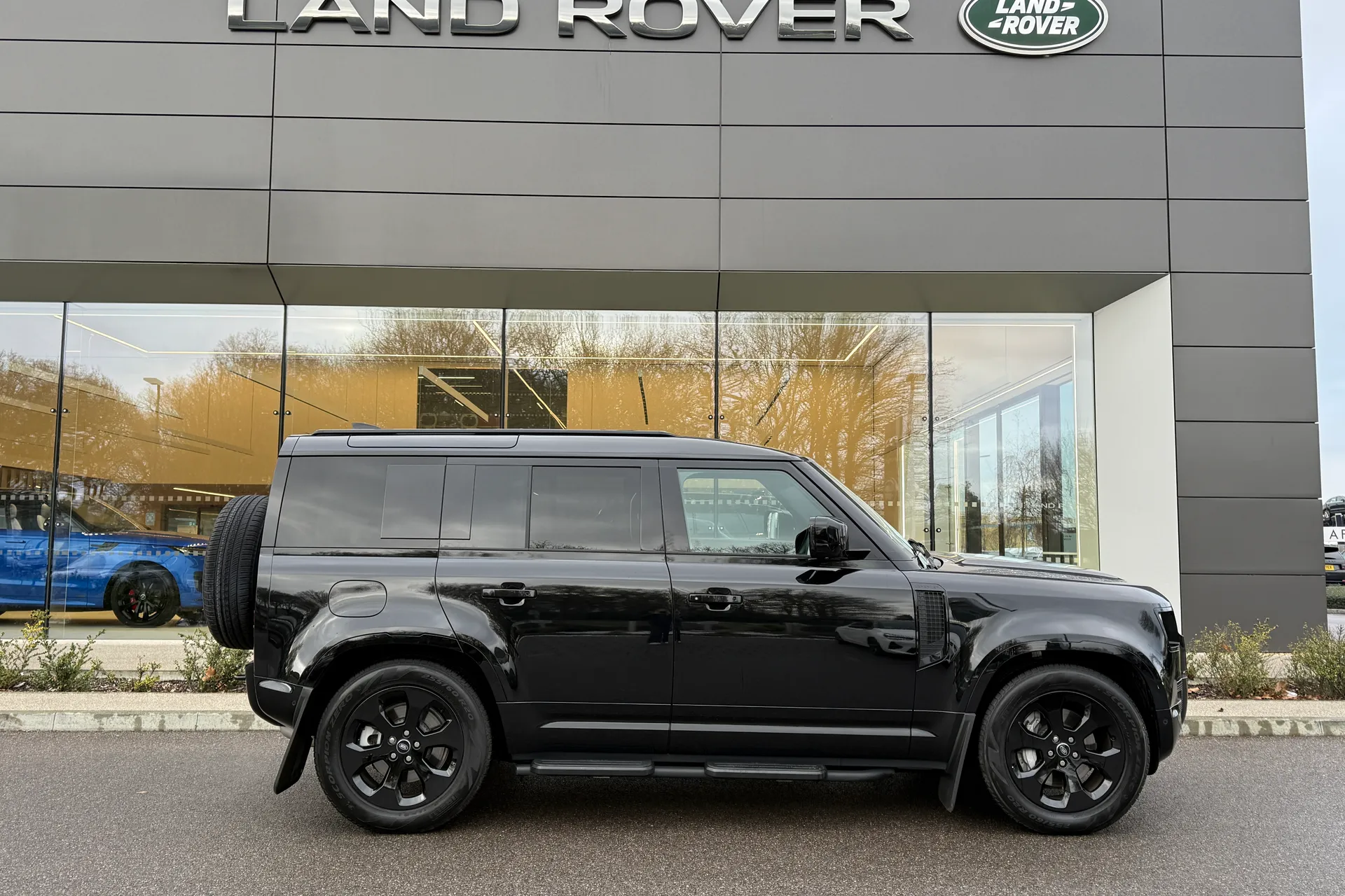 LAND ROVER Defender 110 thumbnail image number 2