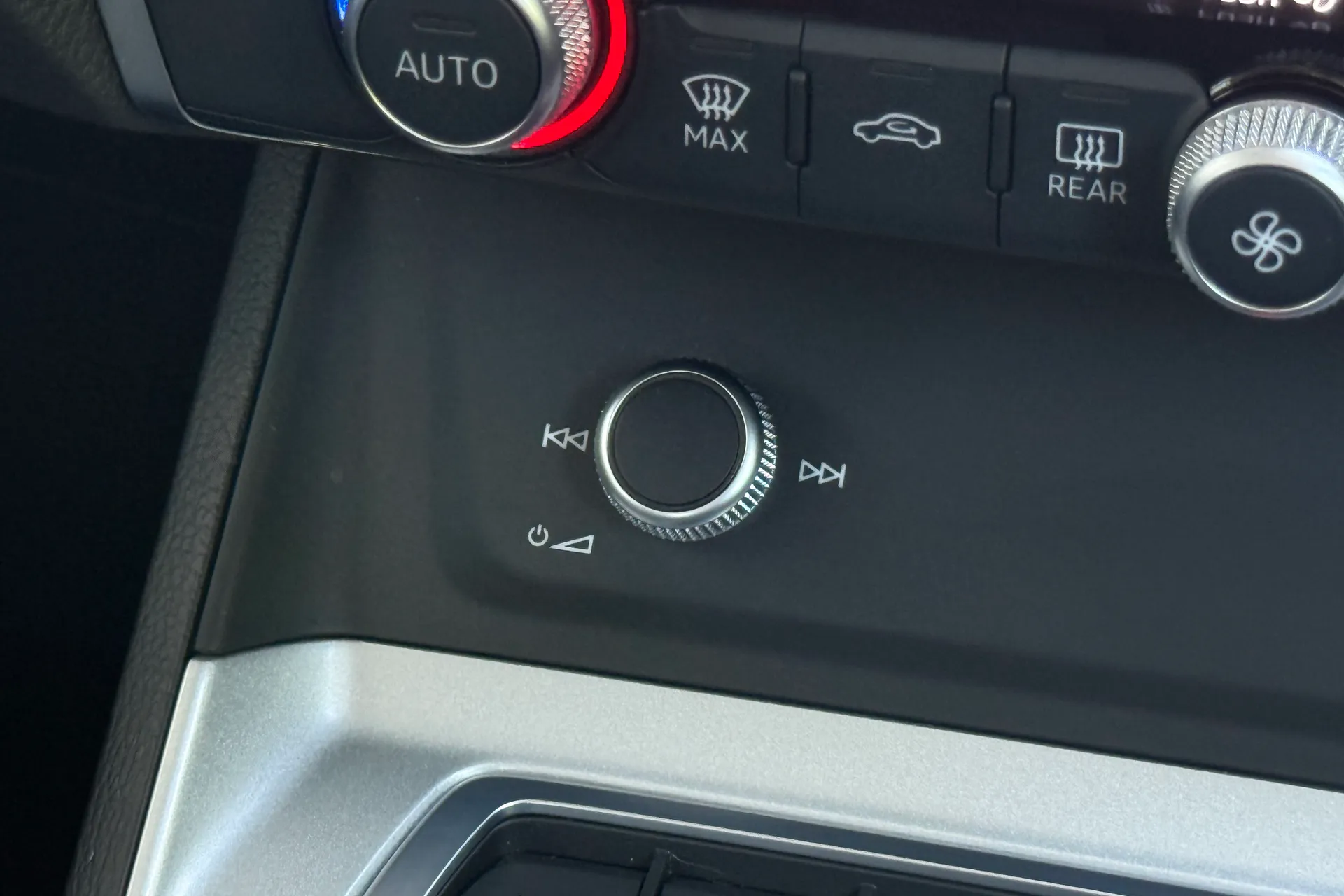 Audi Q3 thumbnail image number 20