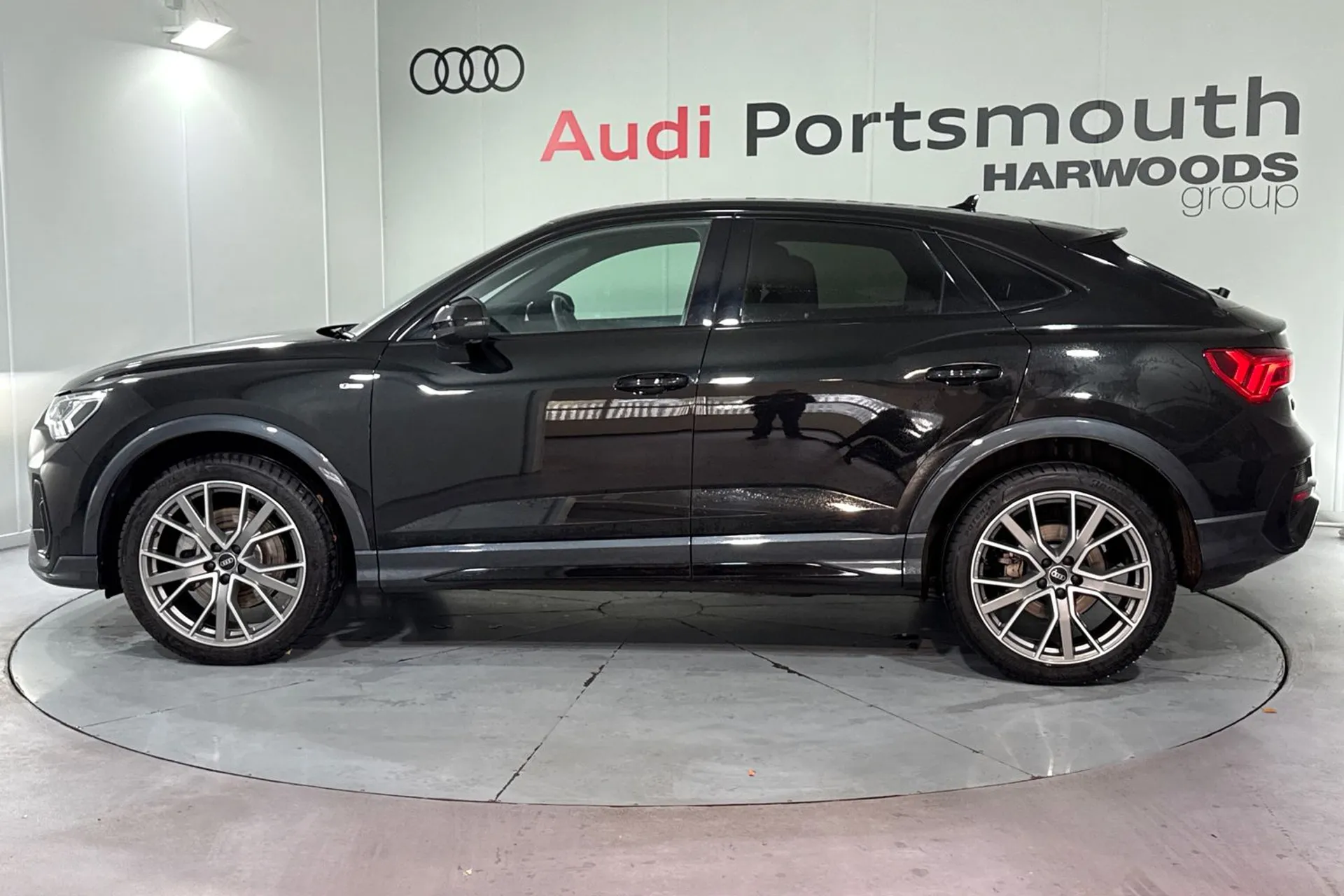 Audi Q3 thumbnail image number 12
