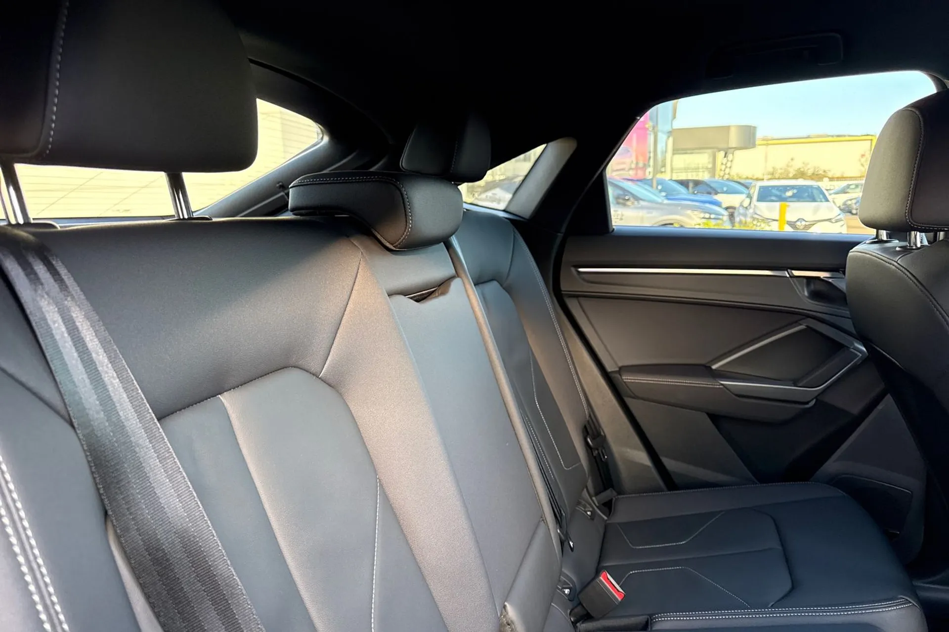 Audi Q3 thumbnail image number 23