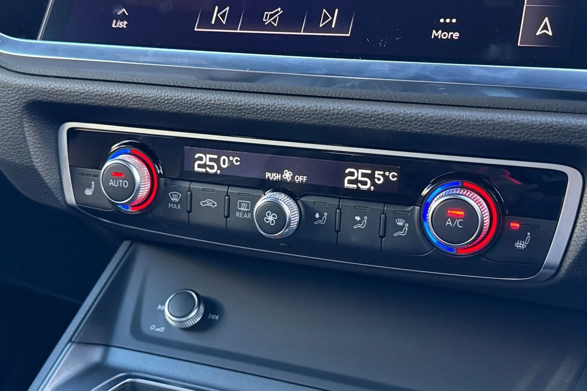 Audi Q3 thumbnail image number 35