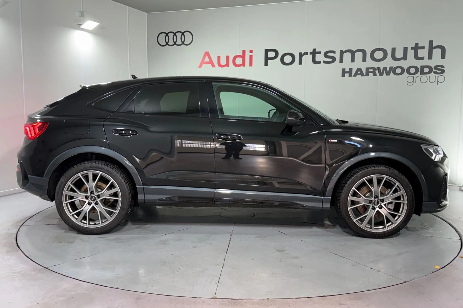 Audi Q3 thumbnail image number 2