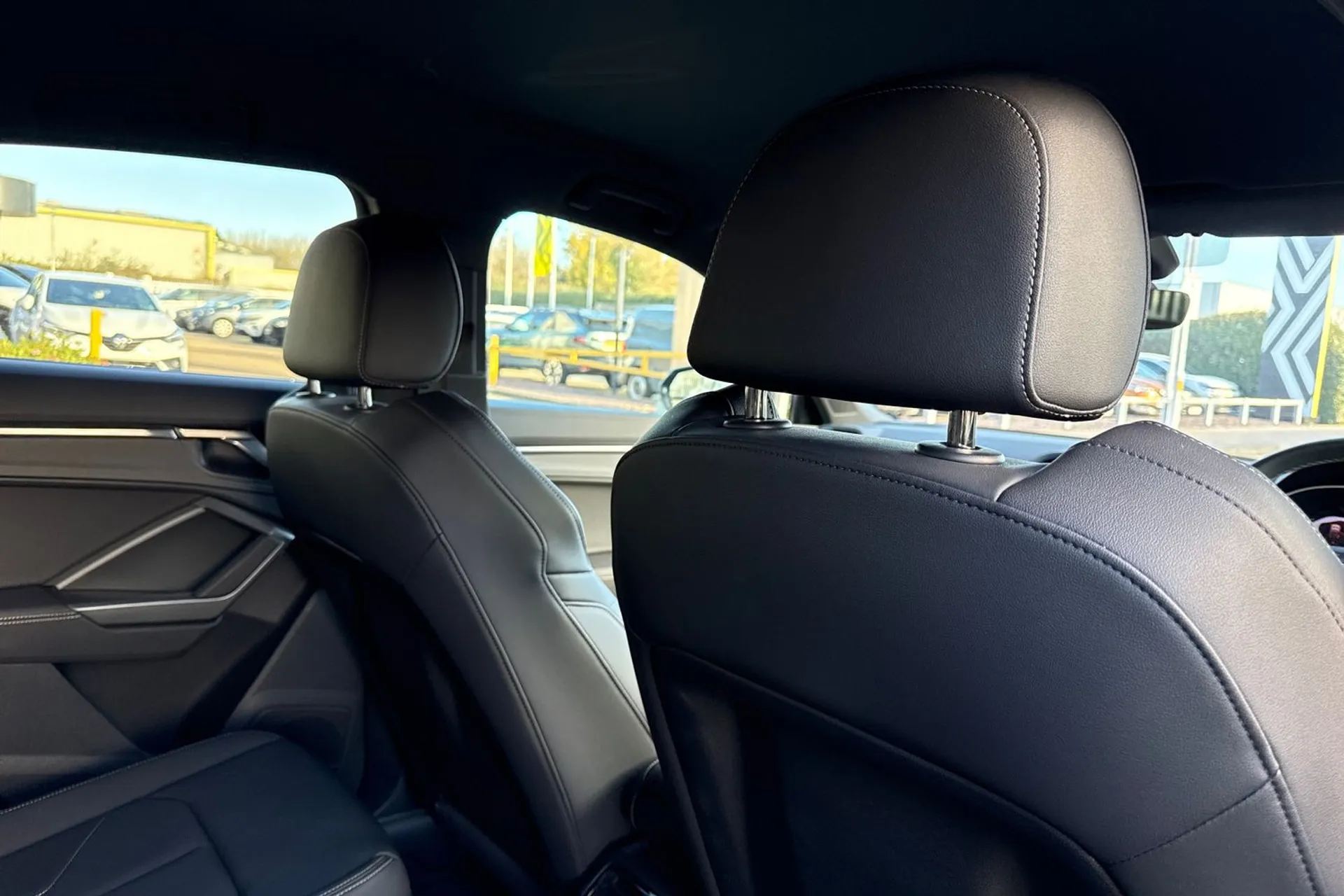 Audi Q3 thumbnail image number 25